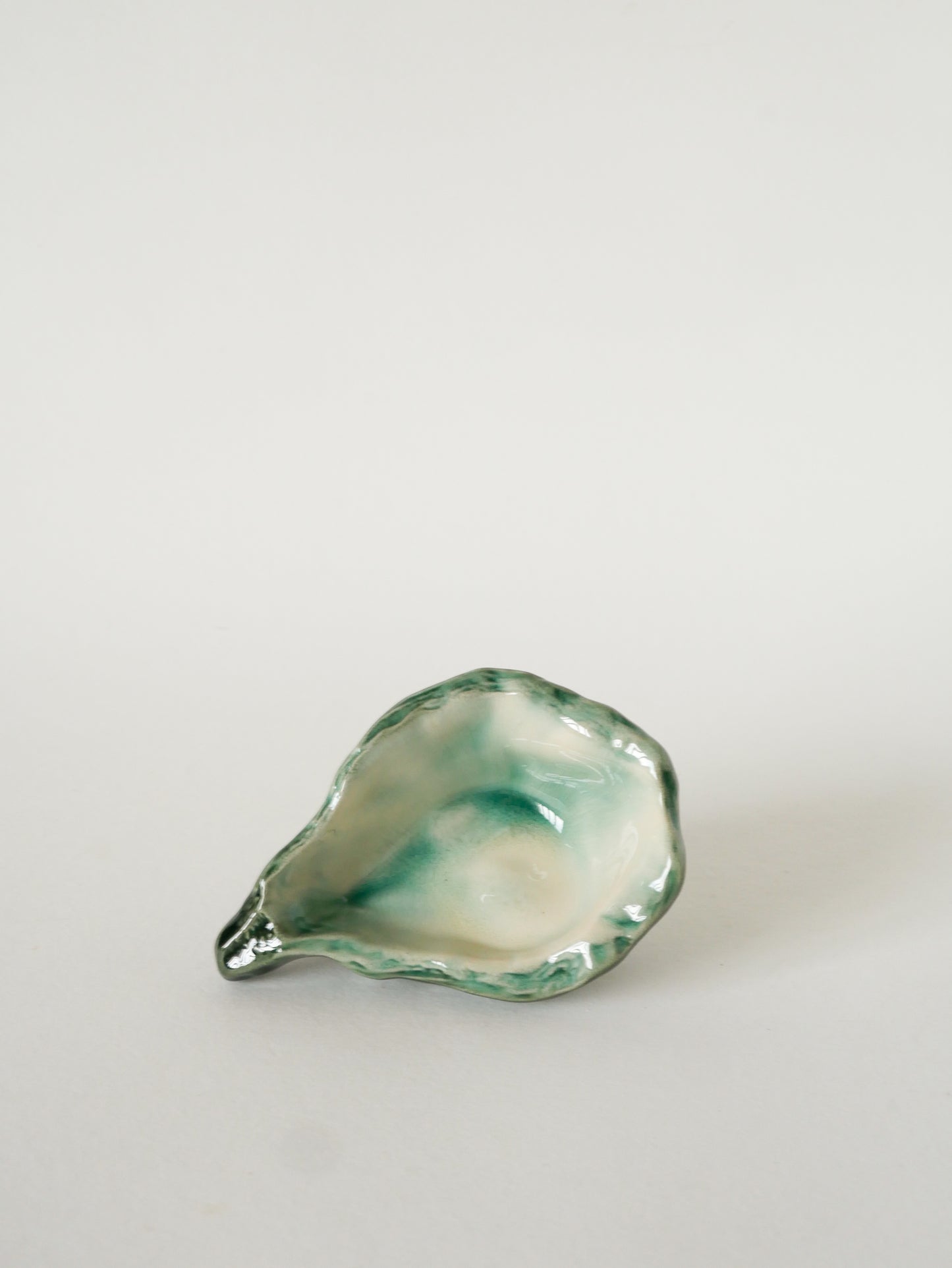 Vide-poche en barbotine, Huître, 1970 - 14.5 X 9 cm