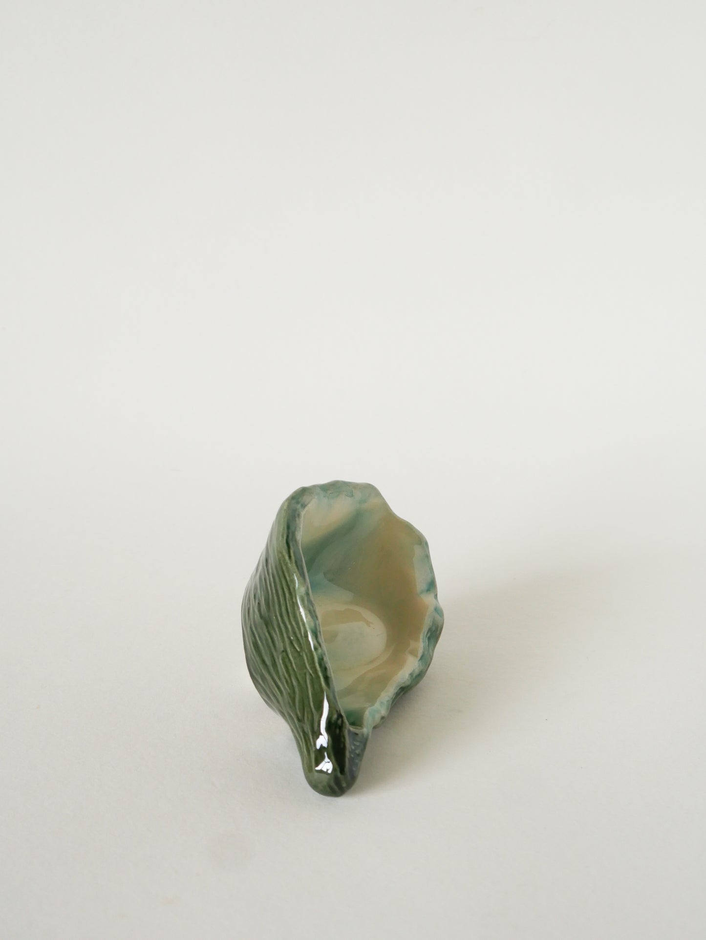 Vide-poche en barbotine, Huître, 1970 - 14.5 X 9 cm