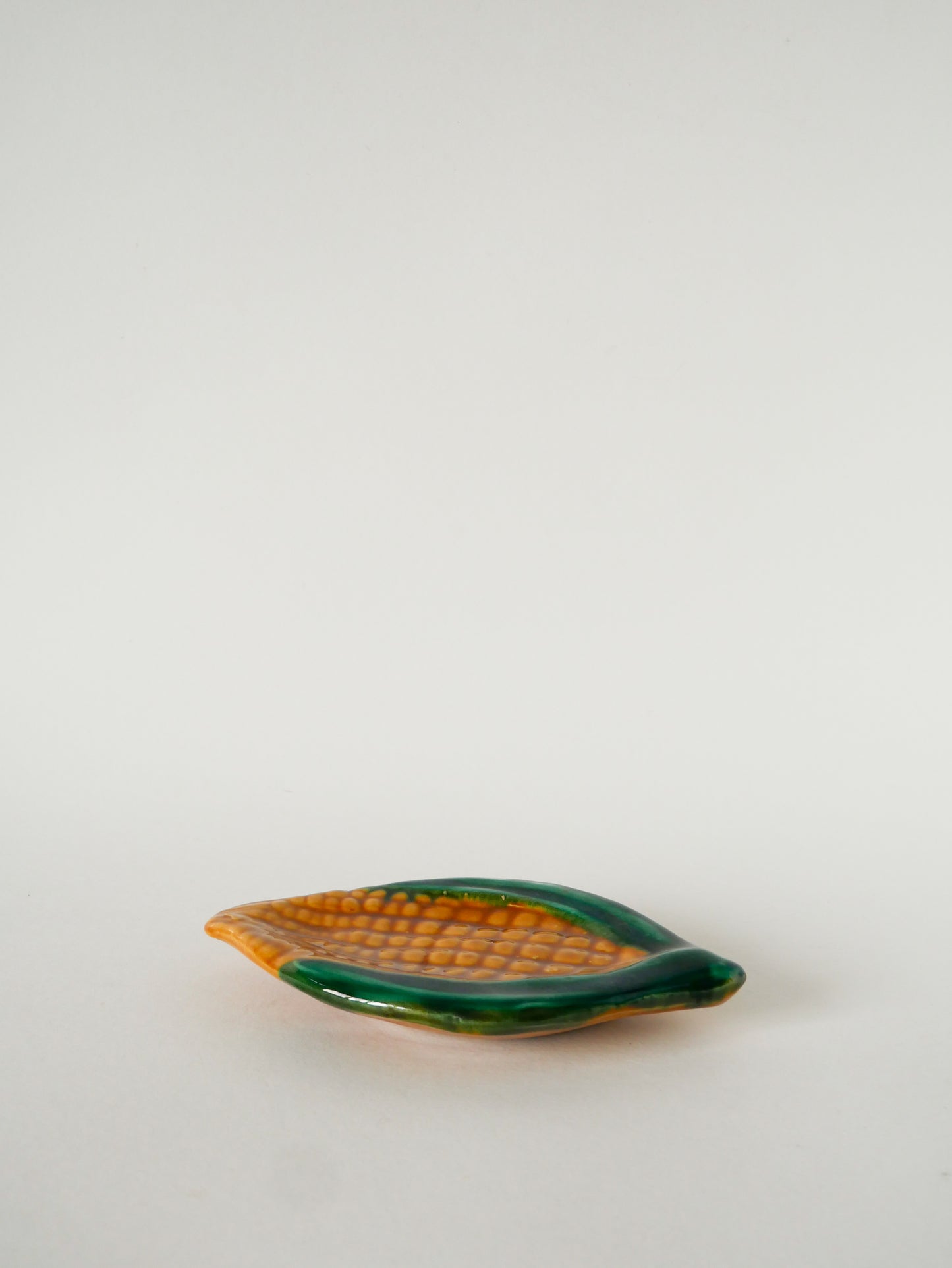 Vide-poche en barbotine, modèle Maïs, Jaune et Vert, signé Vallauris, 1970