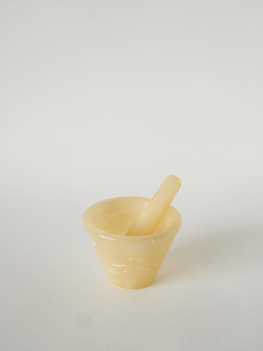 Grand mortier et pilon en Albâtre, Crème, Motifs Fleurs, 1970