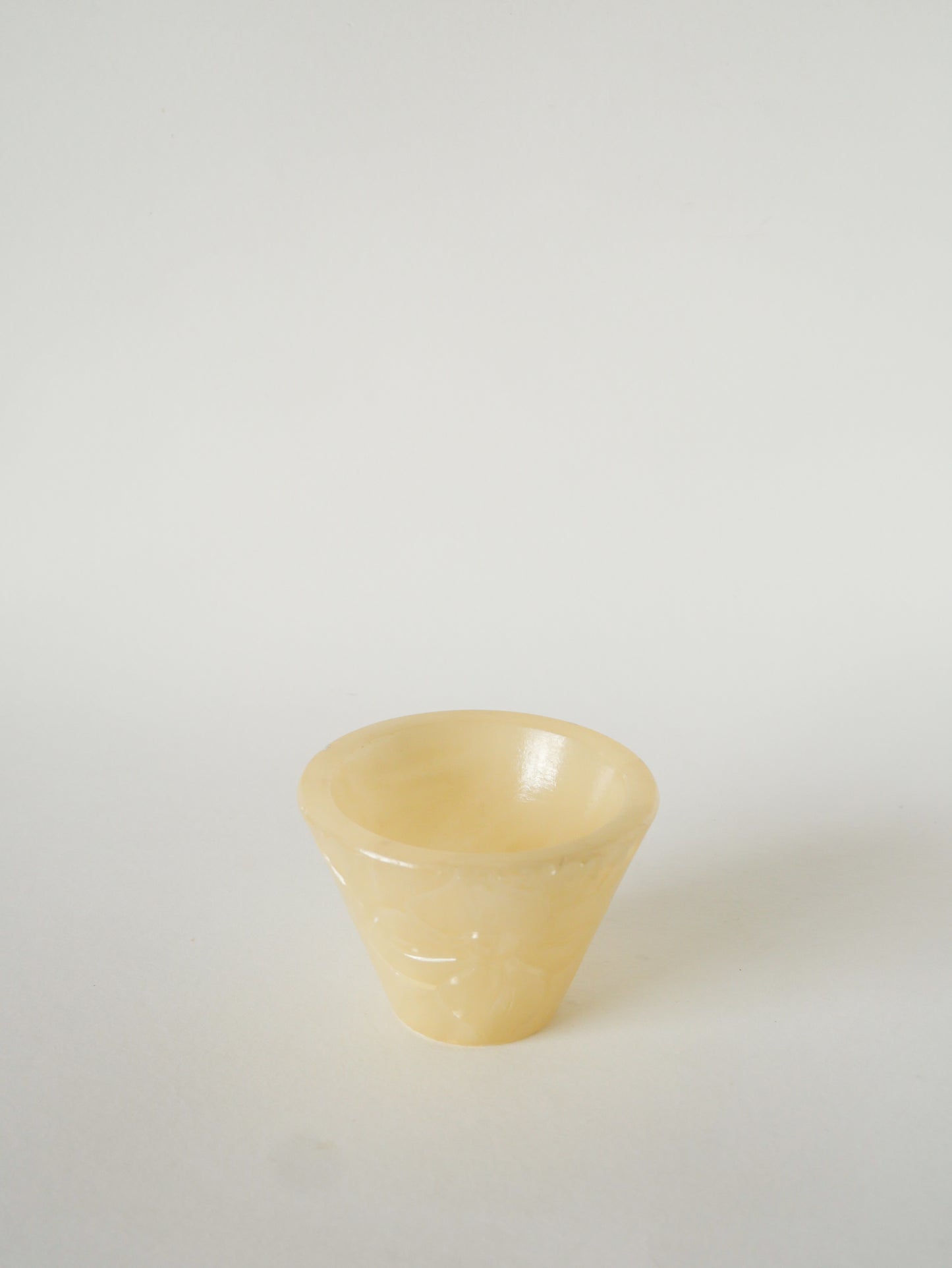 Grand mortier et pilon en Albâtre, Crème, Motifs Fleurs, 1970