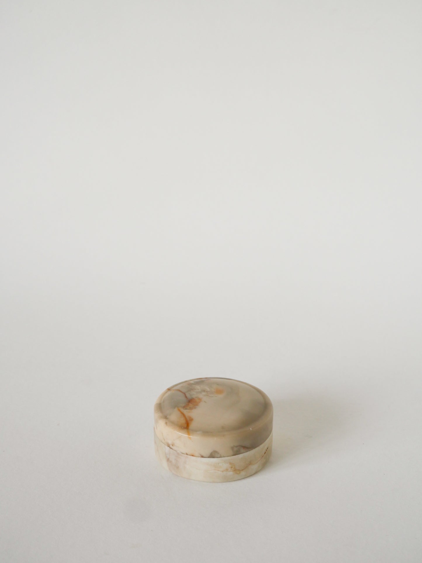 Petite boîte en Albâtre, forme Ronde, Beige, Design, 1970 - 7 cm