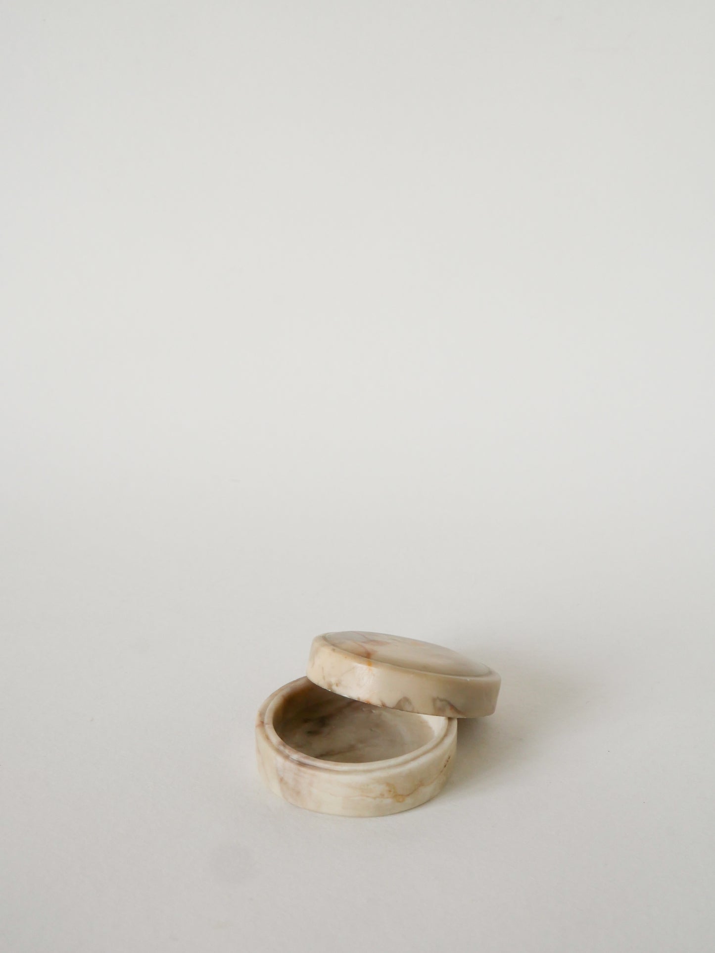 Petite boîte en Albâtre, forme Ronde, Beige, Design, 1970 - 7 cm