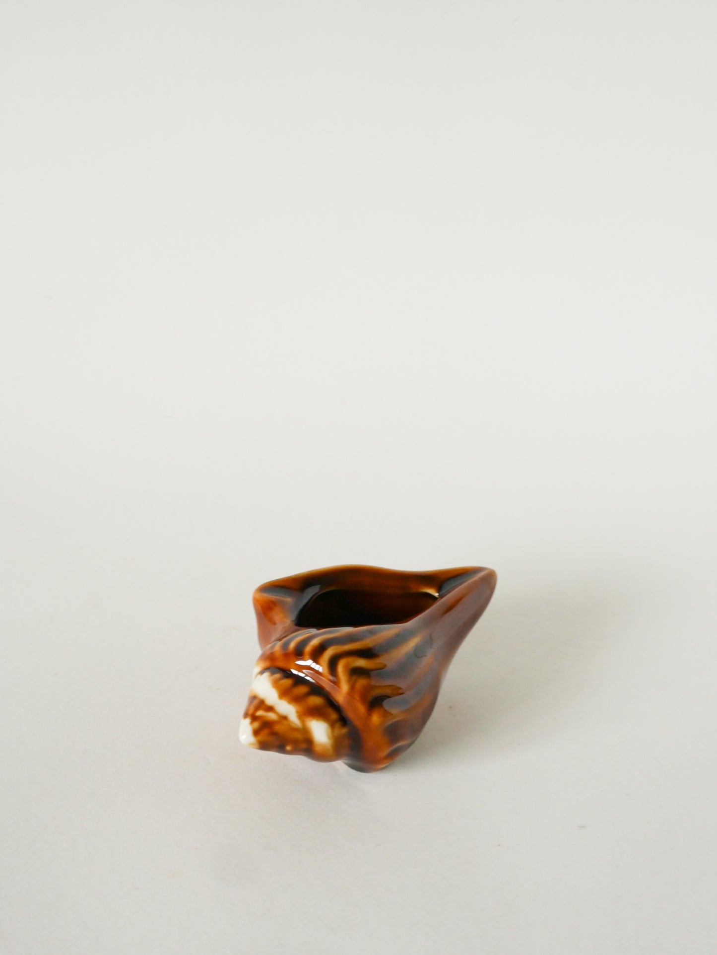 Vide-poche coquillage en barbotine, Marron Clair, 1970 - 15 X 10 cm