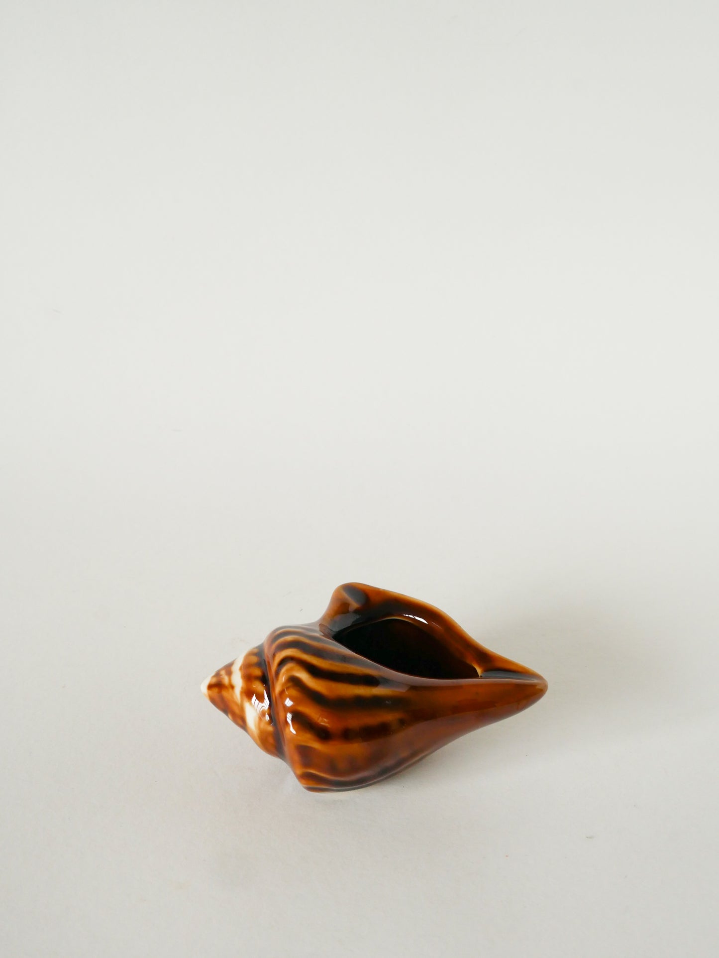 Vide-poche coquillage en barbotine, Marron Clair, 1970 - 15 X 10 cm