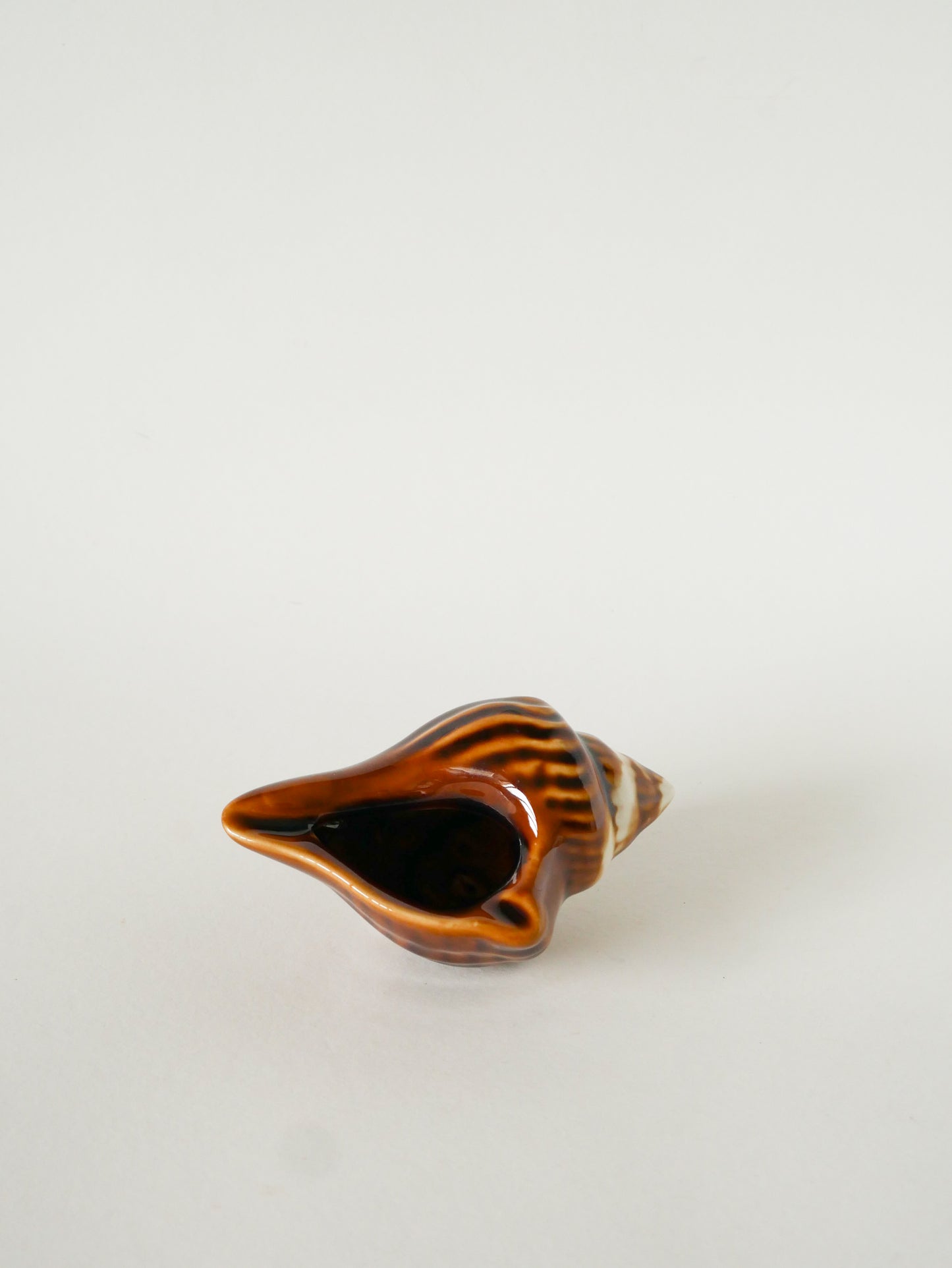 Vide-poche coquillage en barbotine, Marron Clair, 1970 - 15 X 10 cm