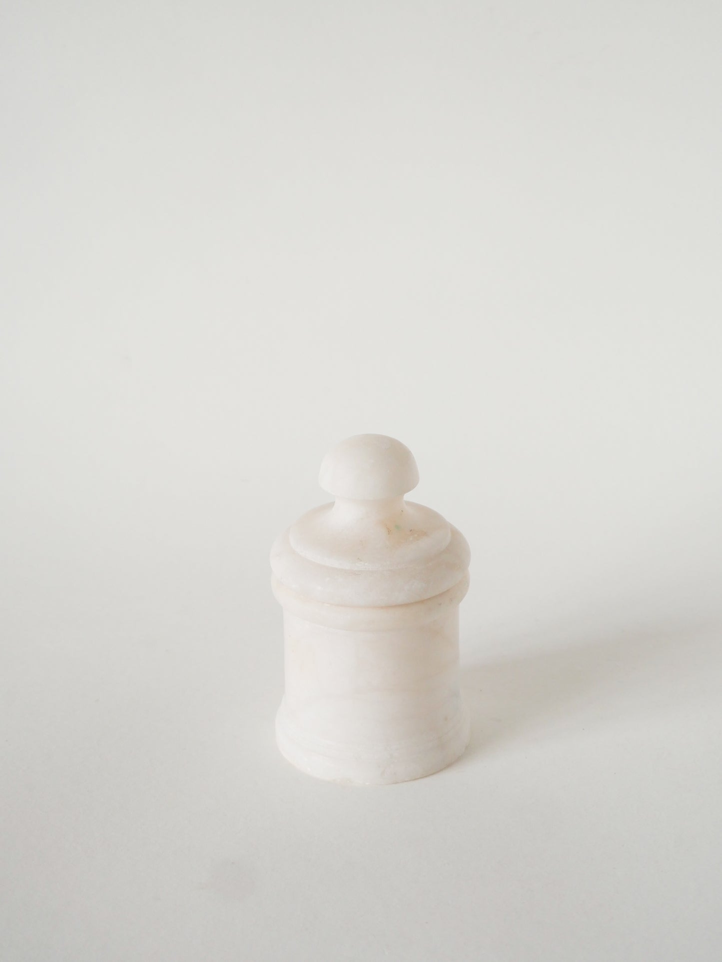 Boîte en Albâtre, forme Ronde, Blanc, Design, 1970 - 13 X 8 cm