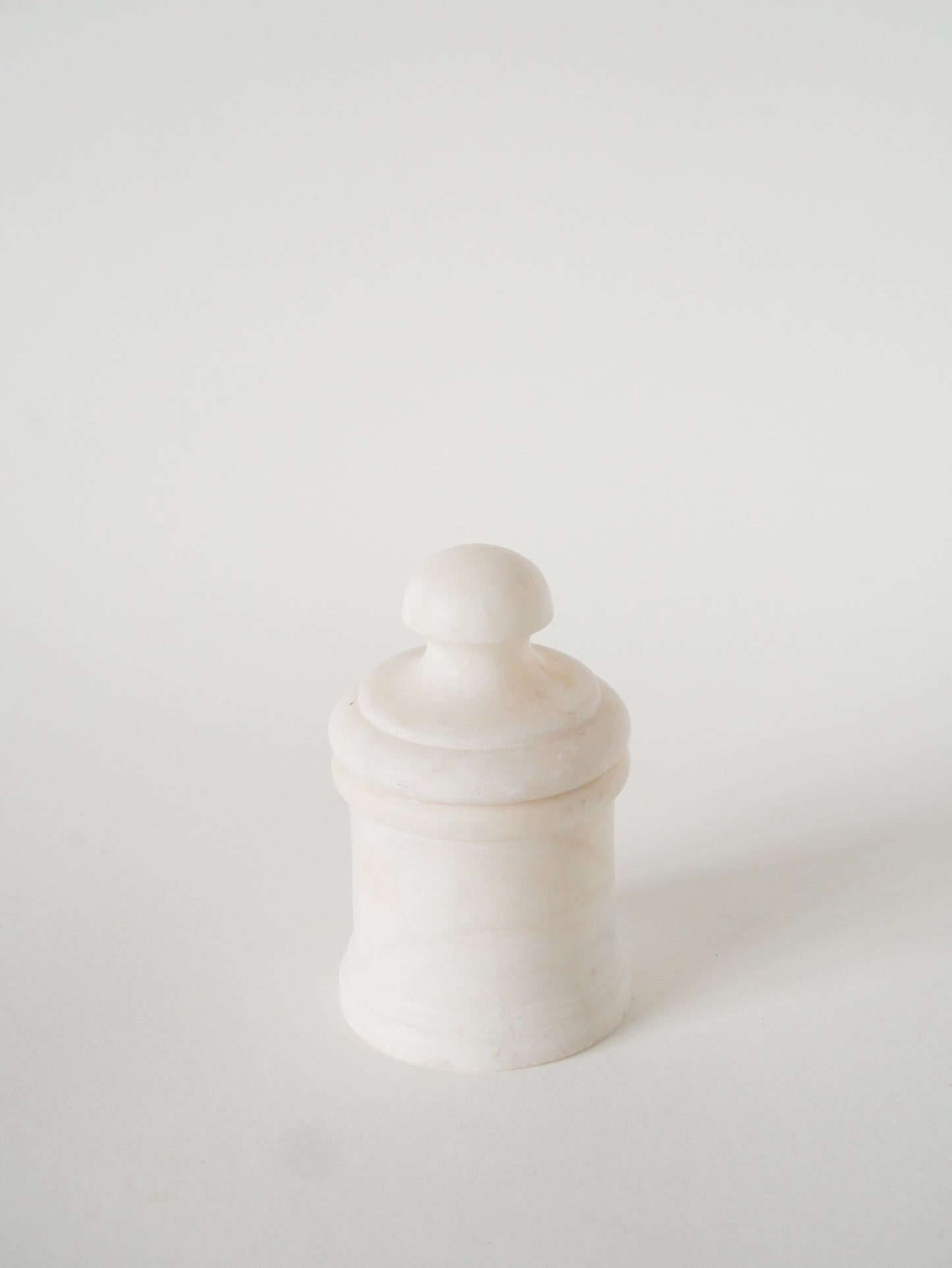 Boîte en Albâtre, forme Ronde, Blanc, Design, 1970 - 13 X 8 cm