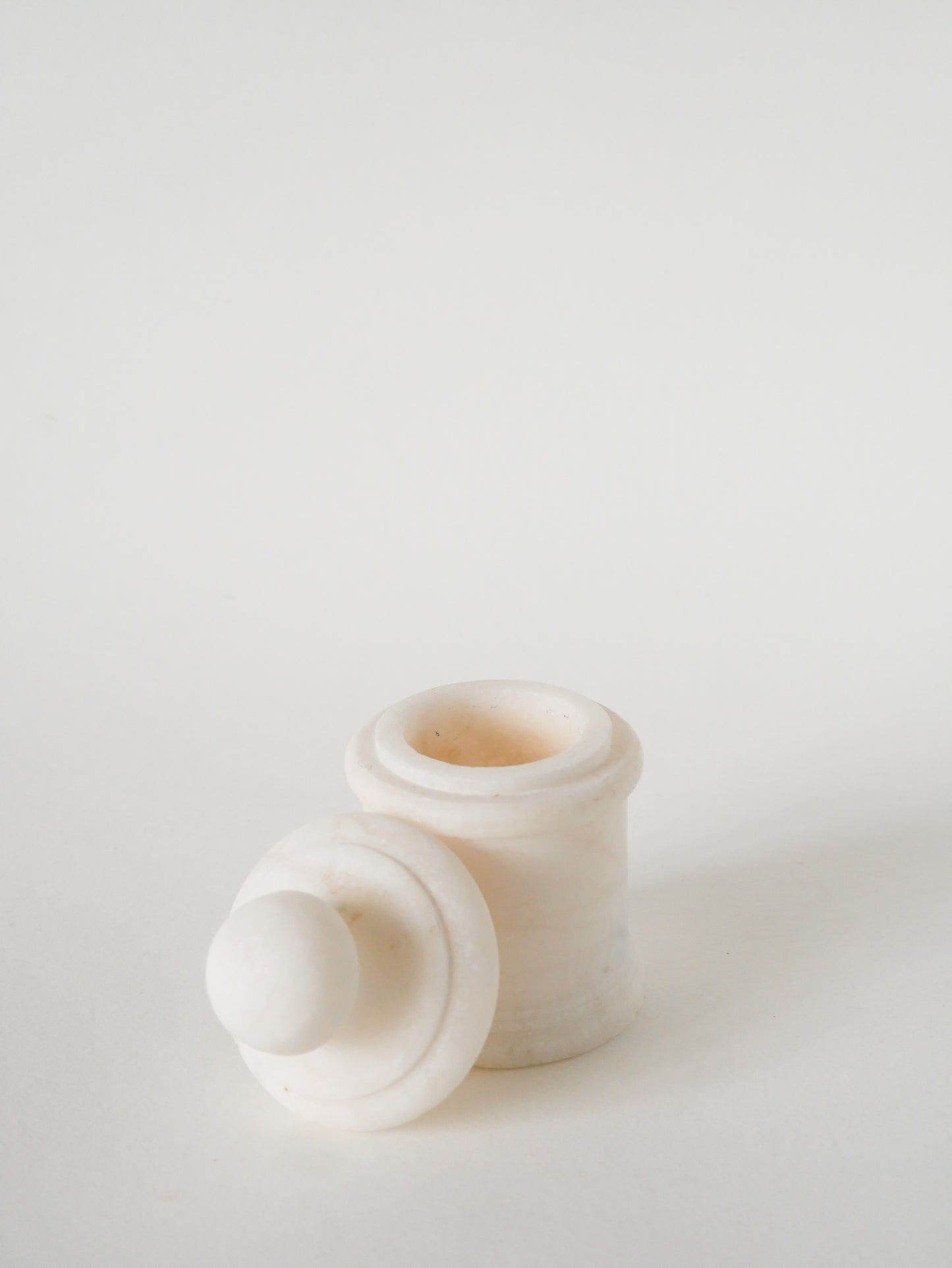 Boîte en Albâtre, forme Ronde, Blanc, Design, 1970 - 13 X 8 cm