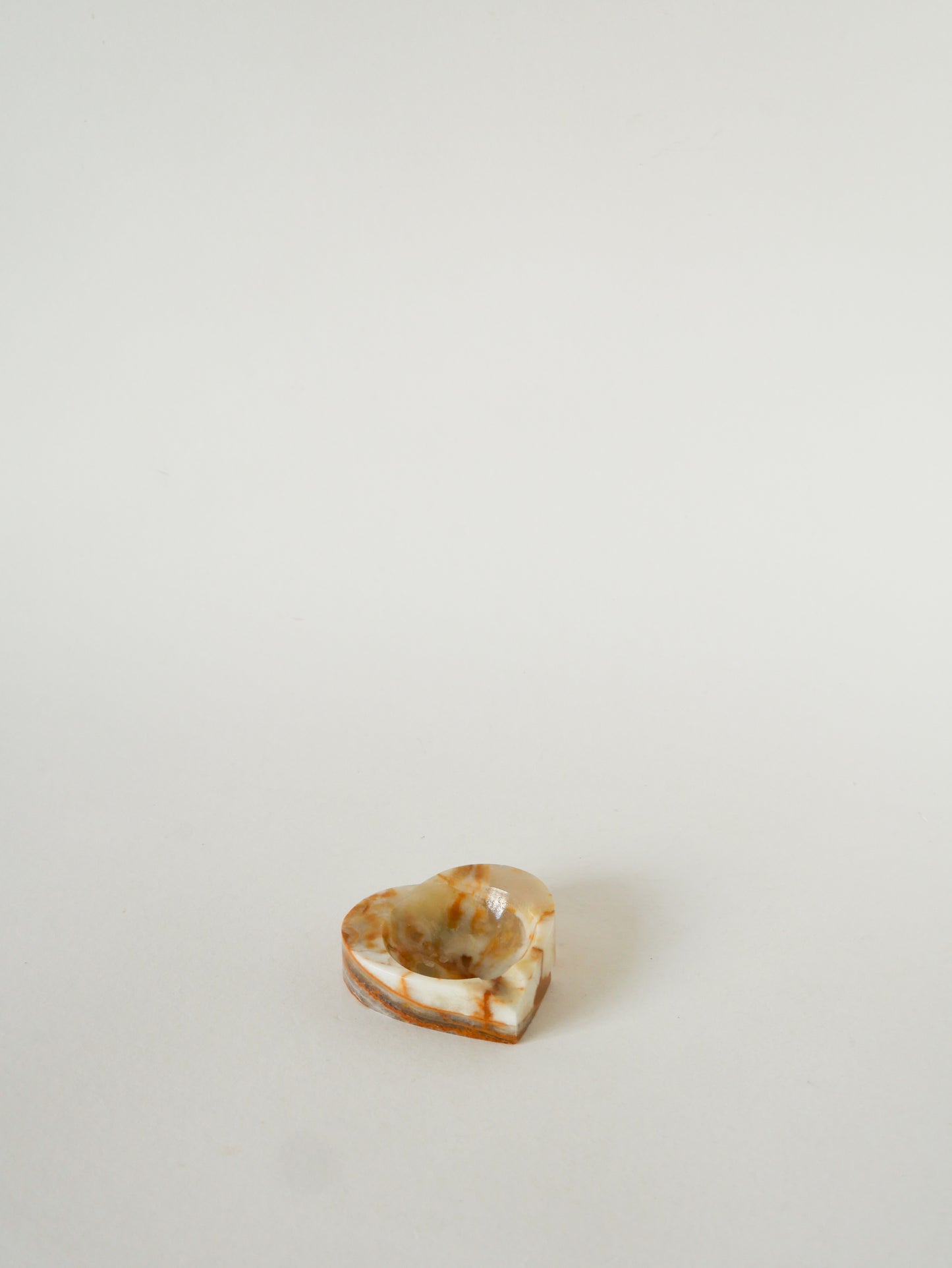 Vide-poche en Albâtre, forme Cœur, Beige et Marron, 1970