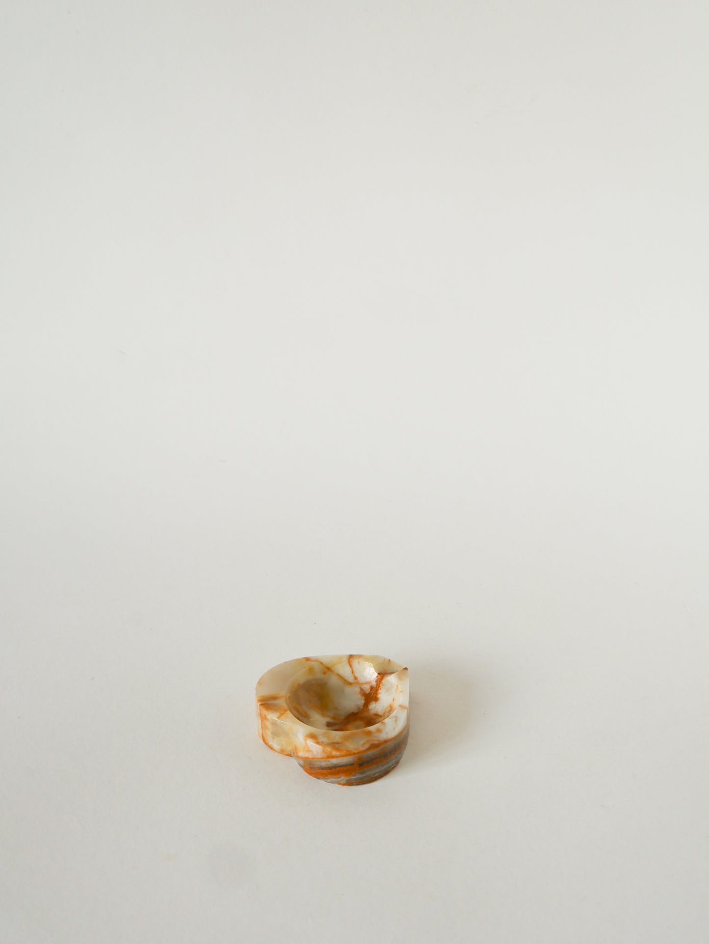 Vide-poche en Albâtre, forme Cœur, Beige et Marron, 1970