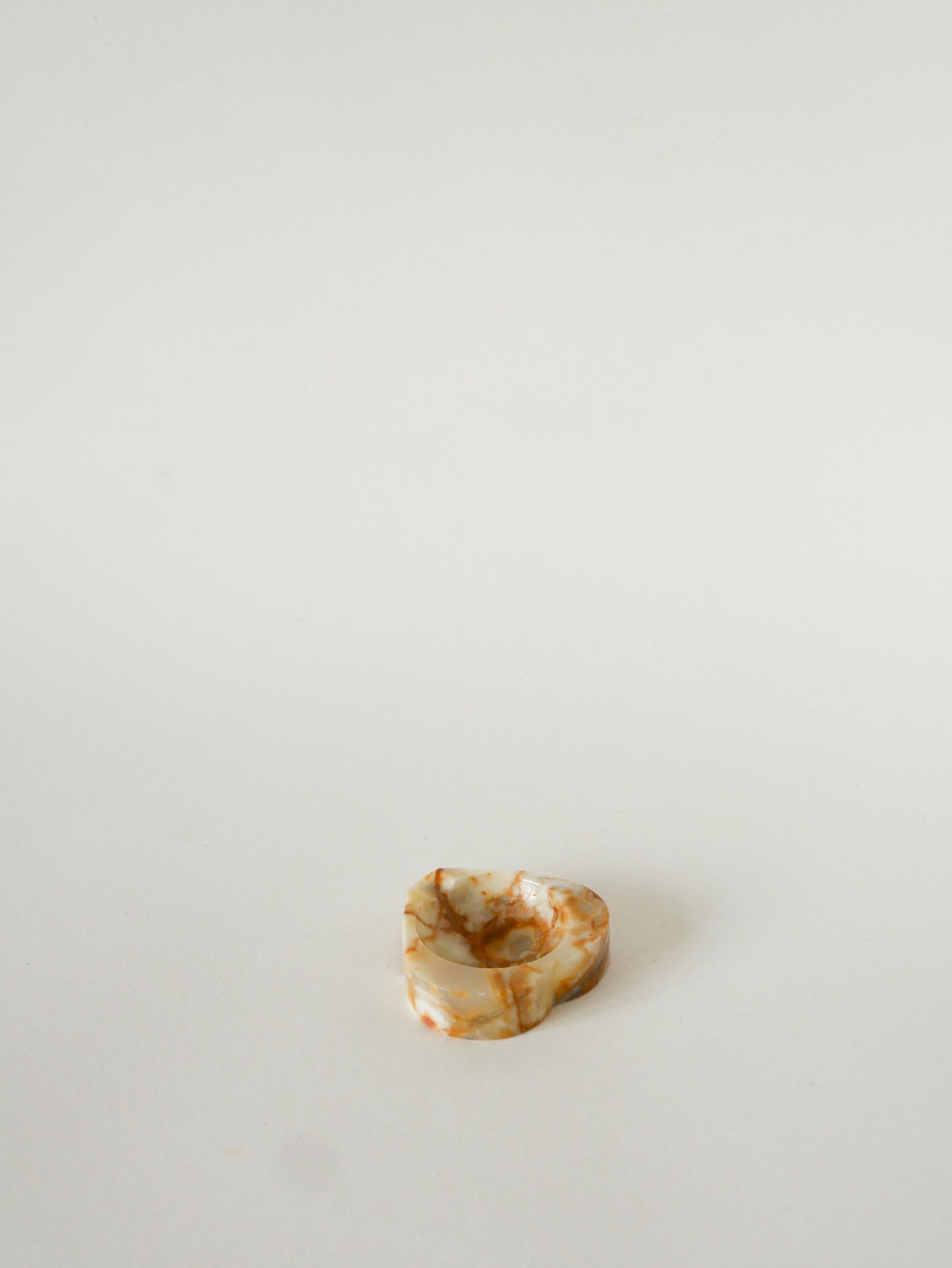 Vide-poche en Albâtre, forme Cœur, Beige et Marron, 1970