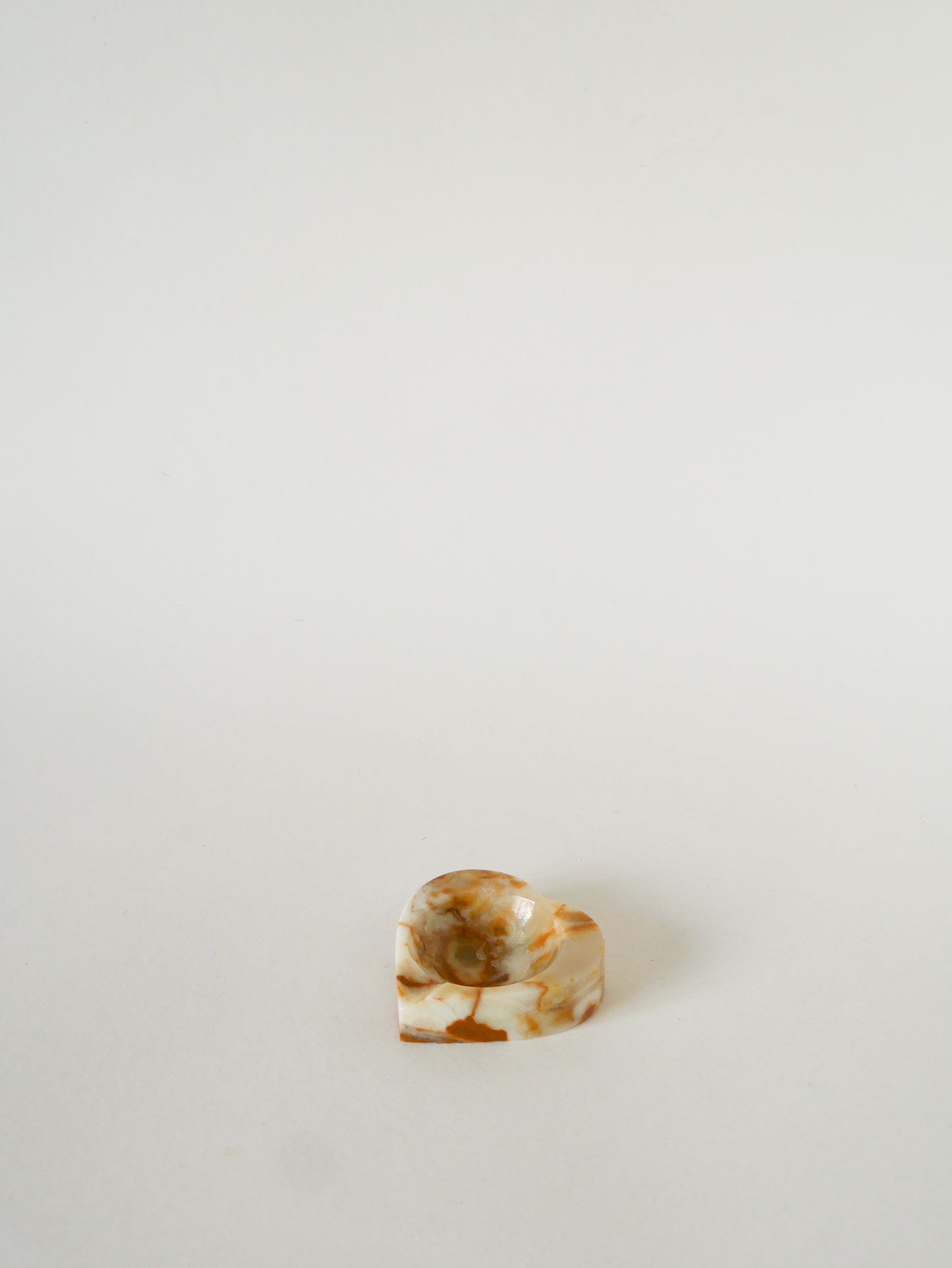 Vide-poche en Albâtre, forme Cœur, Beige et Marron, 1970