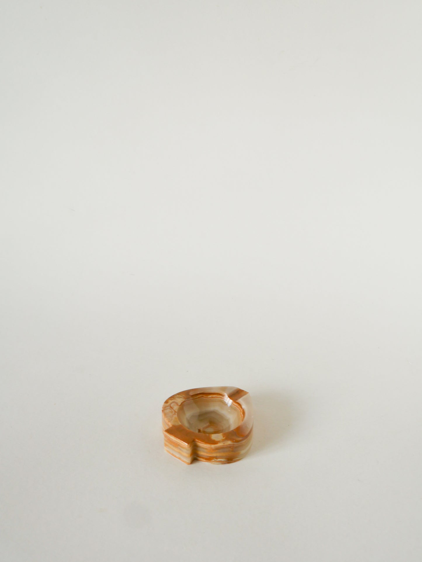 Vide-poche en Albâtre, forme Pique, Beige et Marron, 1970