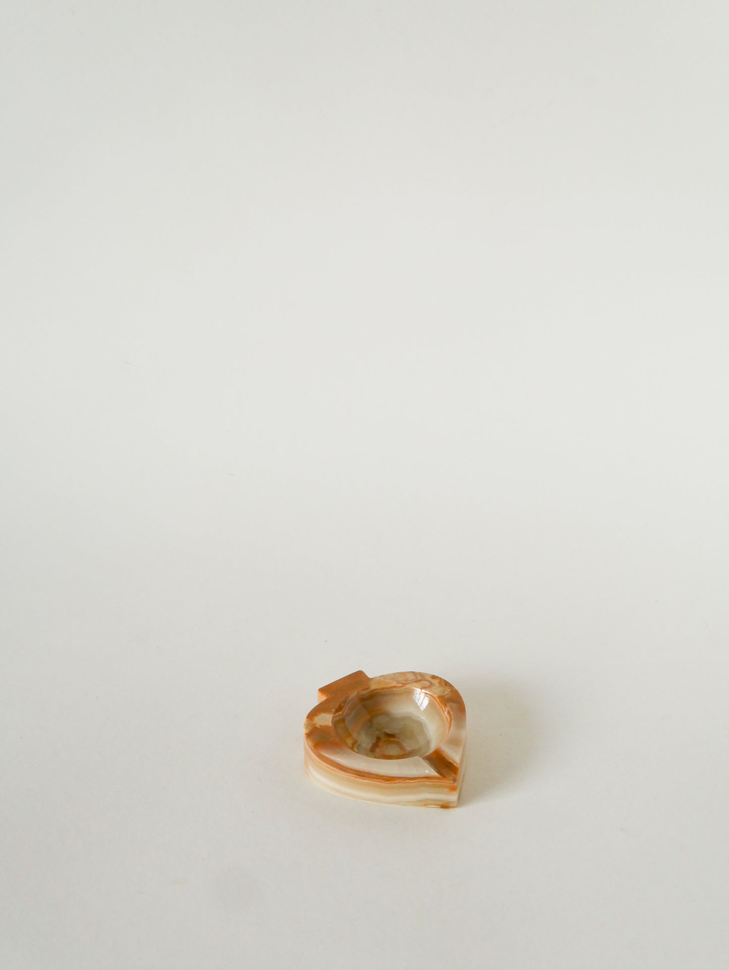 Vide-poche en Albâtre, forme Pique, Beige et Marron, 1970