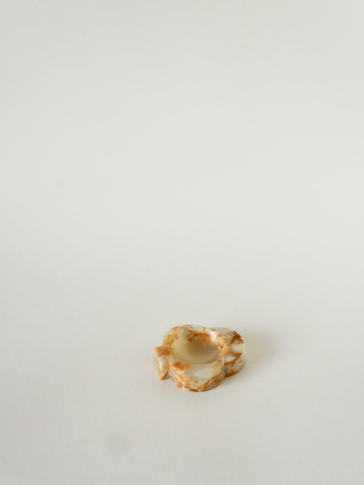 Vide-poche en Albâtre, forme Trèfle, Beige et Marron, 1970