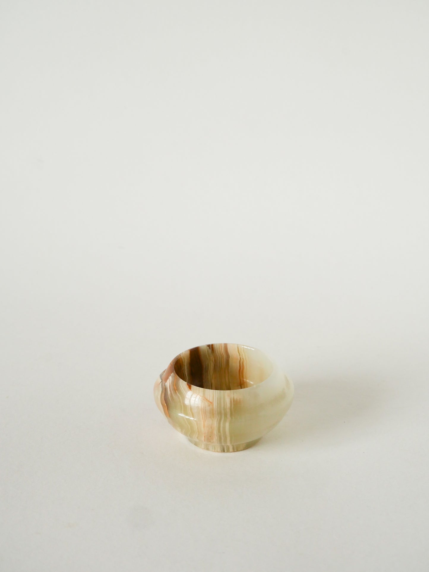 Petite boîte en Onyx, forme Ronde, Beige, Design, 1970 - 8 X 6 cm