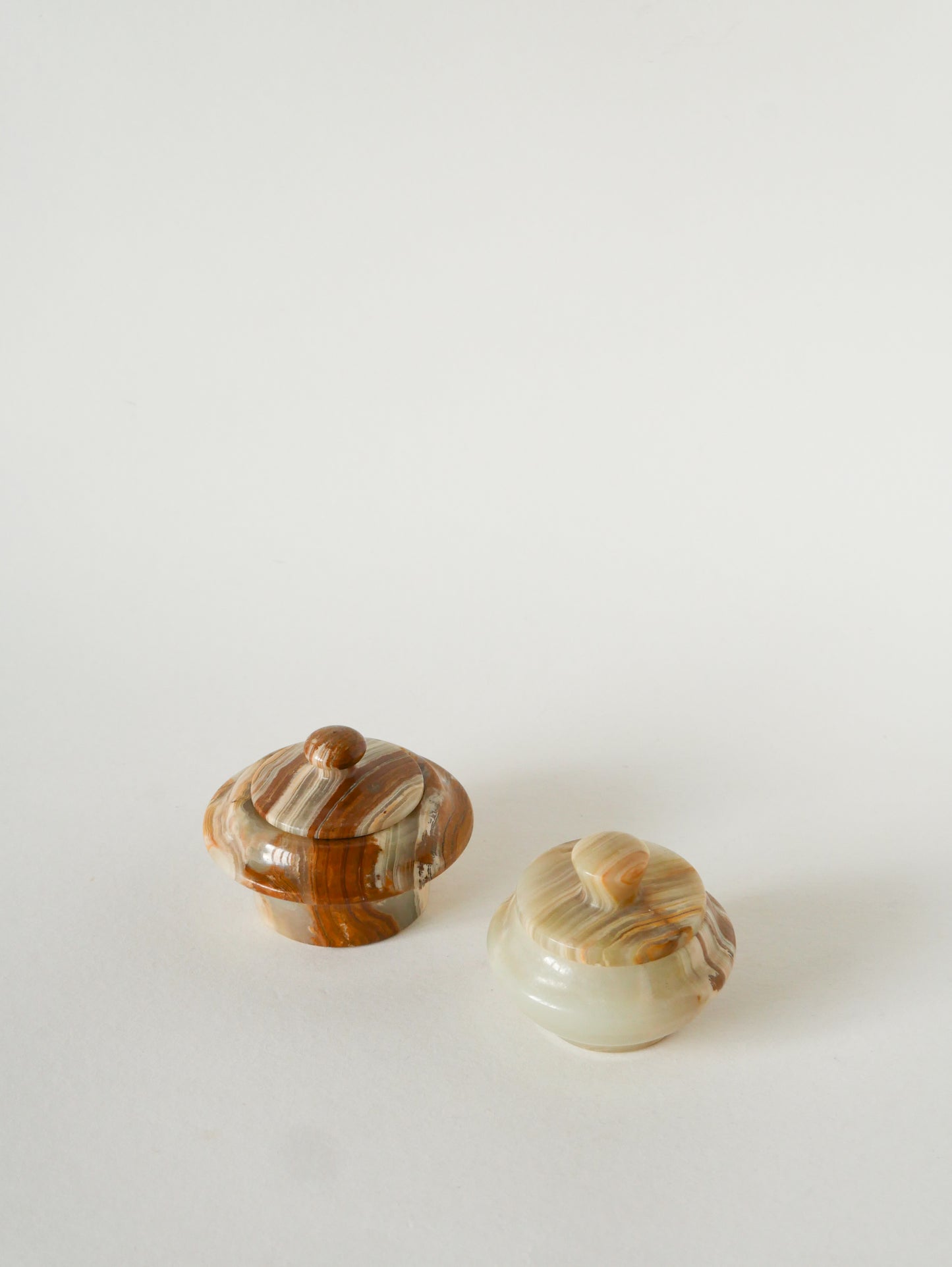 Petite boîte en Onyx, forme Ronde, Beige, Design, 1970 - 8 X 6 cm