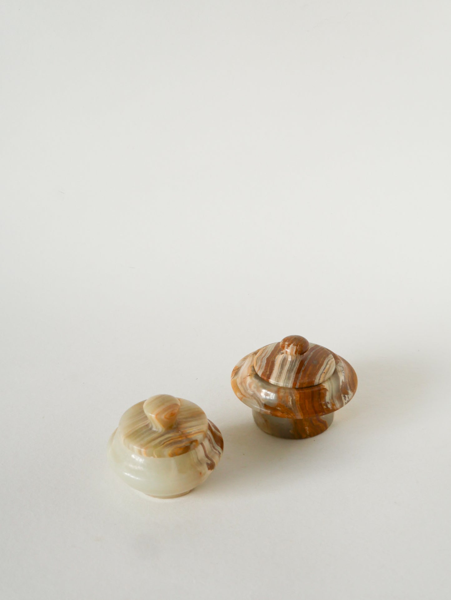 Boîte en Onyx, forme Ronde, Beige, Design, 1970 - 9 X 7 cm