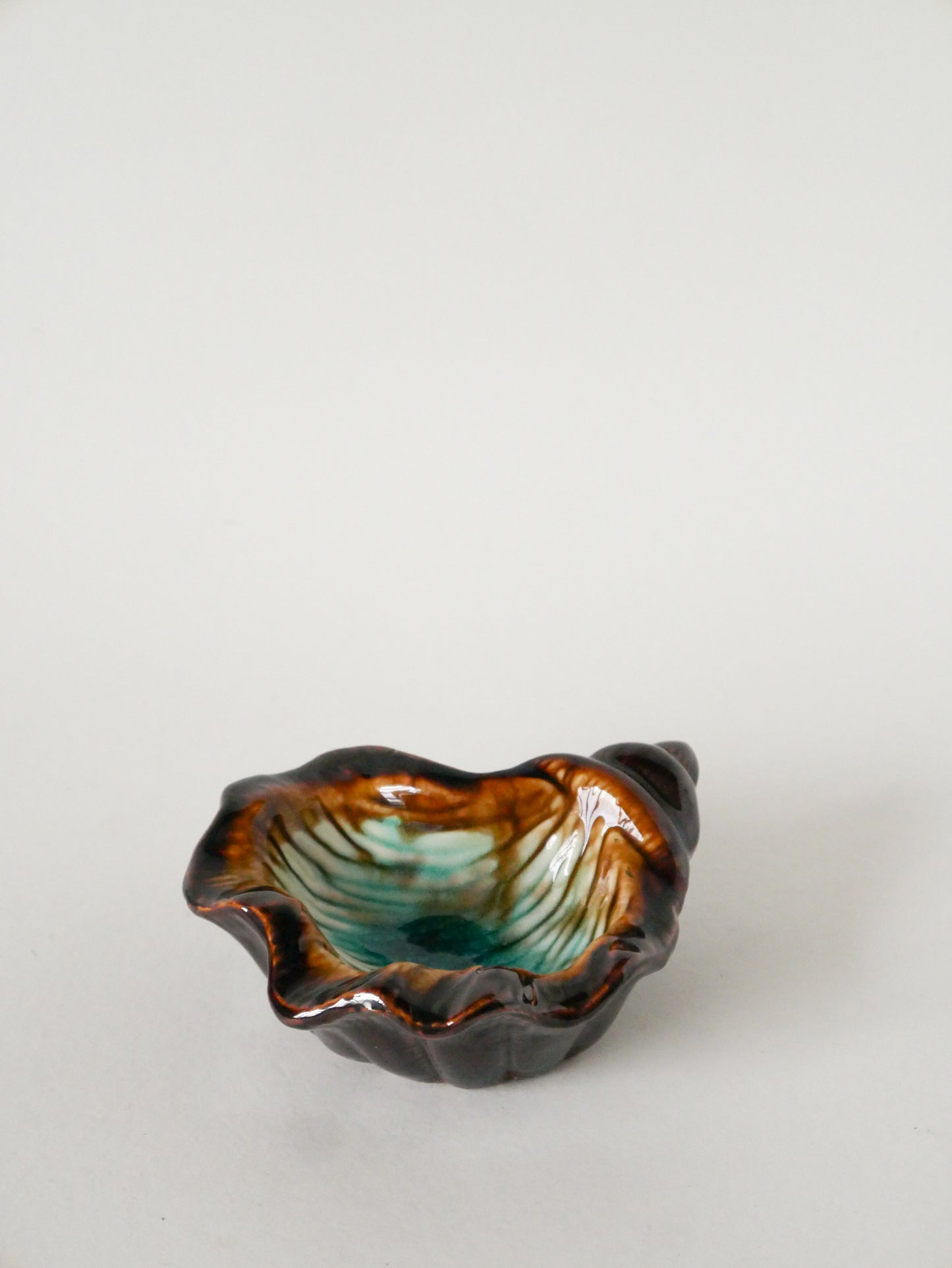 Vide-poche en céramique forme Coquillage, Marron et Bleu, 1970