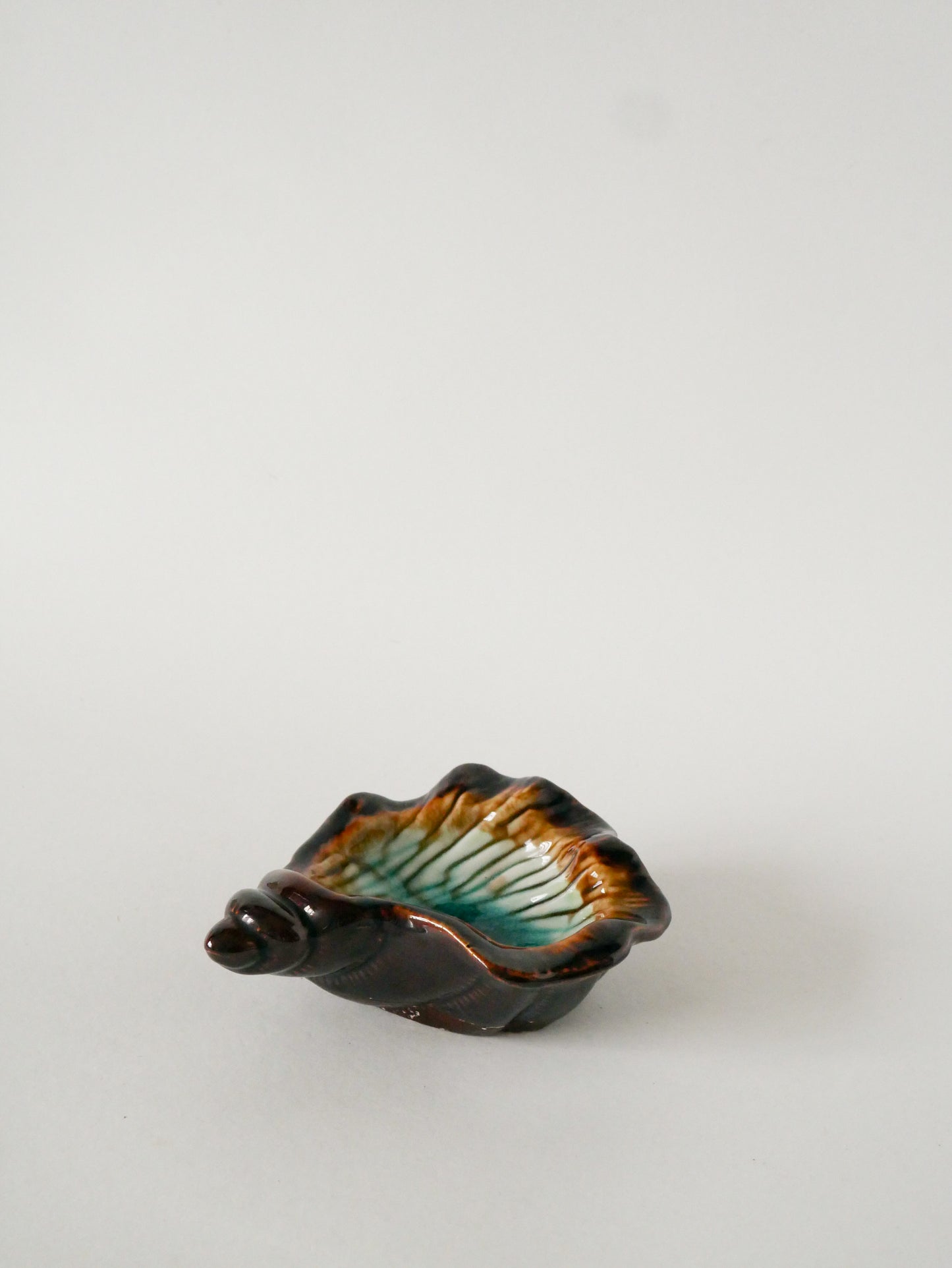 Vide-poche en céramique forme Coquillage, Marron et Bleu, 1970