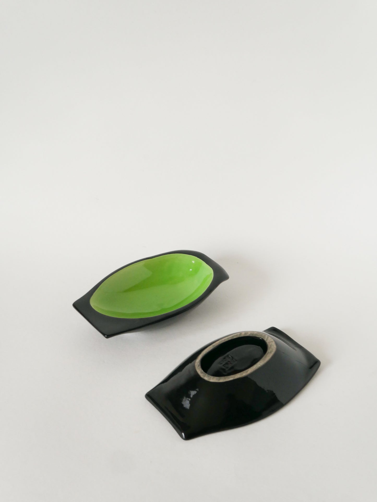 Paire de ramequins en céramique, Noir, Vert et Orange, Signés Vamet Paris, 1960