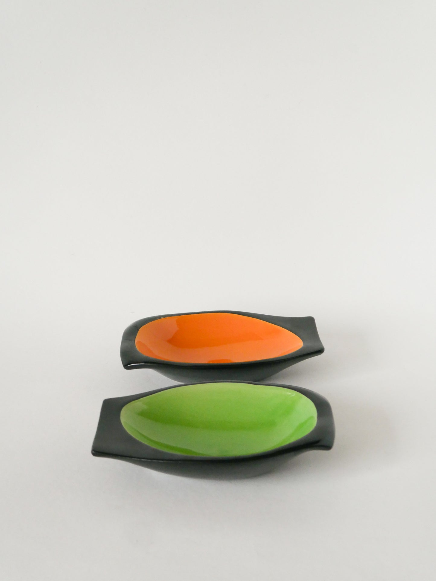 Paire de ramequins en céramique, Noir, Vert et Orange, Signés Vamet Paris, 1960