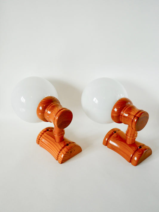 Paire d'appliques globes en pin et opaline, 1970