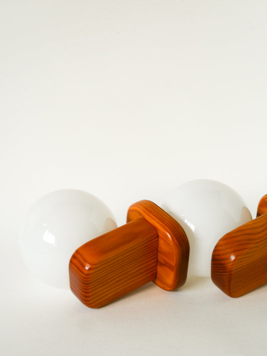 Paire d'appliques en pin et globes en opaline, Design, 1970