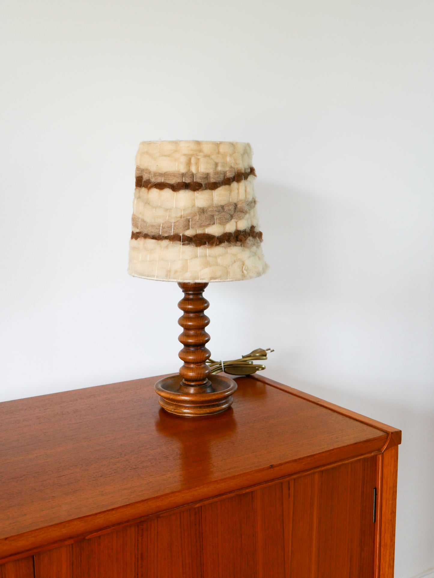 Lampe à poser en bois tourné et abat-jour en laine tissée, 1970