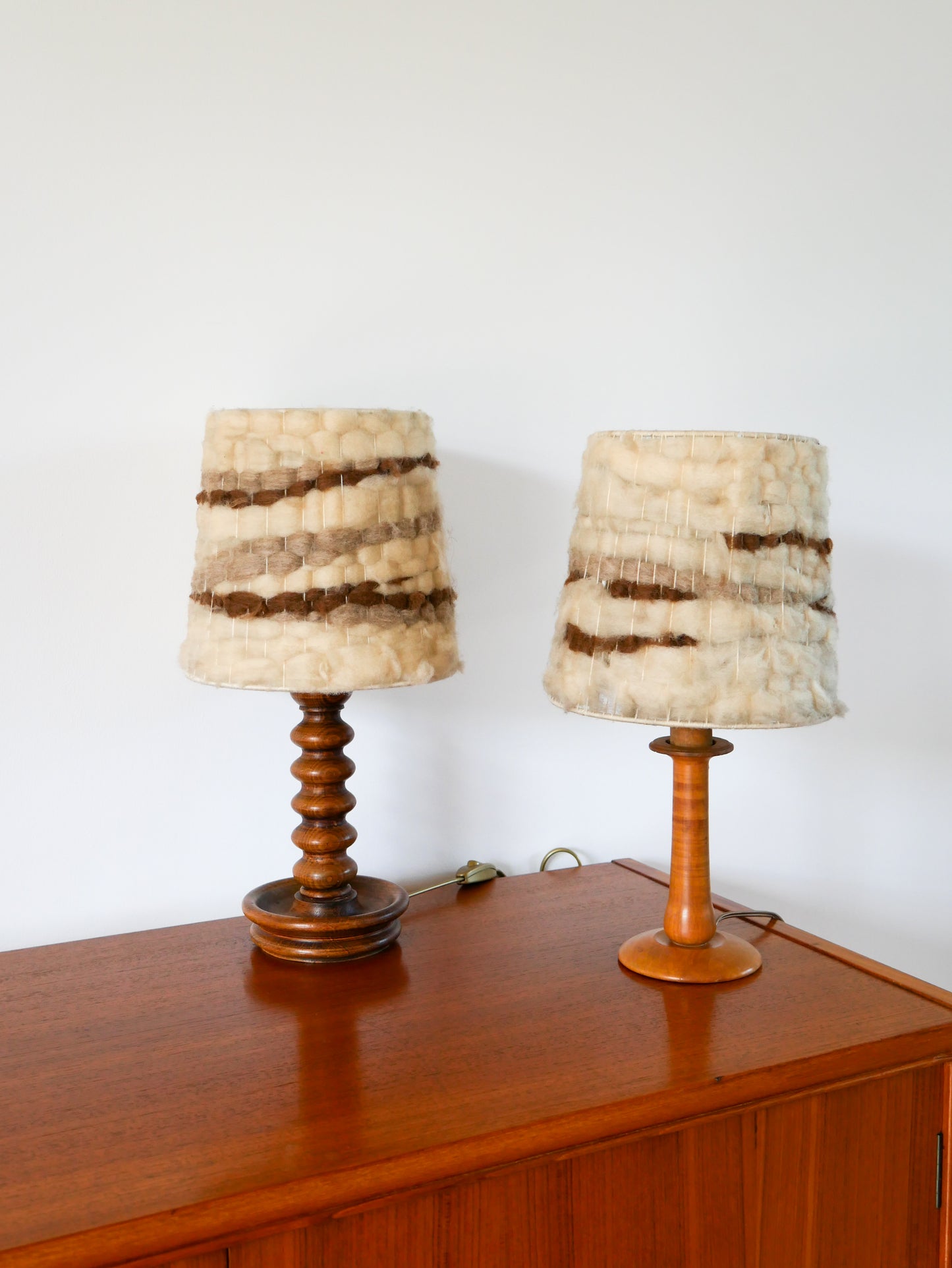 Lampe à poser en bois tourné et abat-jour en laine tissée, 1970