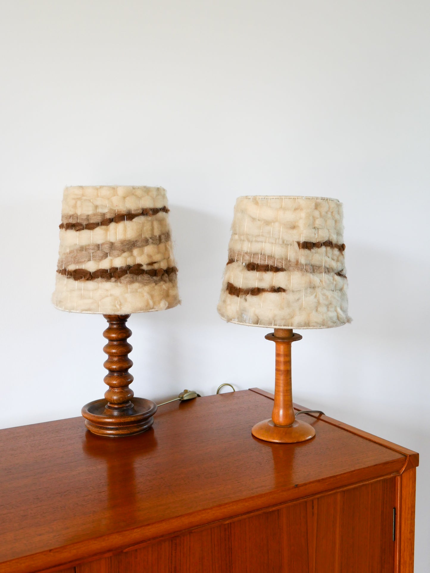 Lampe à poser en bois tourné et abat-jour en laine tissée, 1970