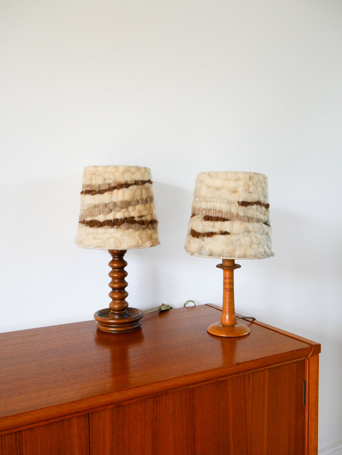 Lampe à poser en bois tourné et abat-jour en laine tissée, 1970