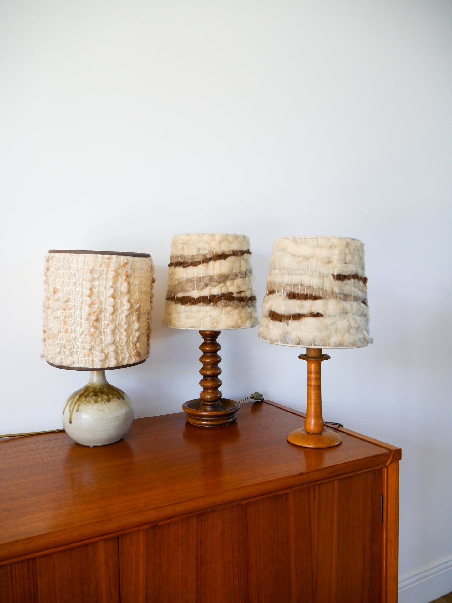Lampe à poser en bois tourné et abat-jour en laine tissée, 1970