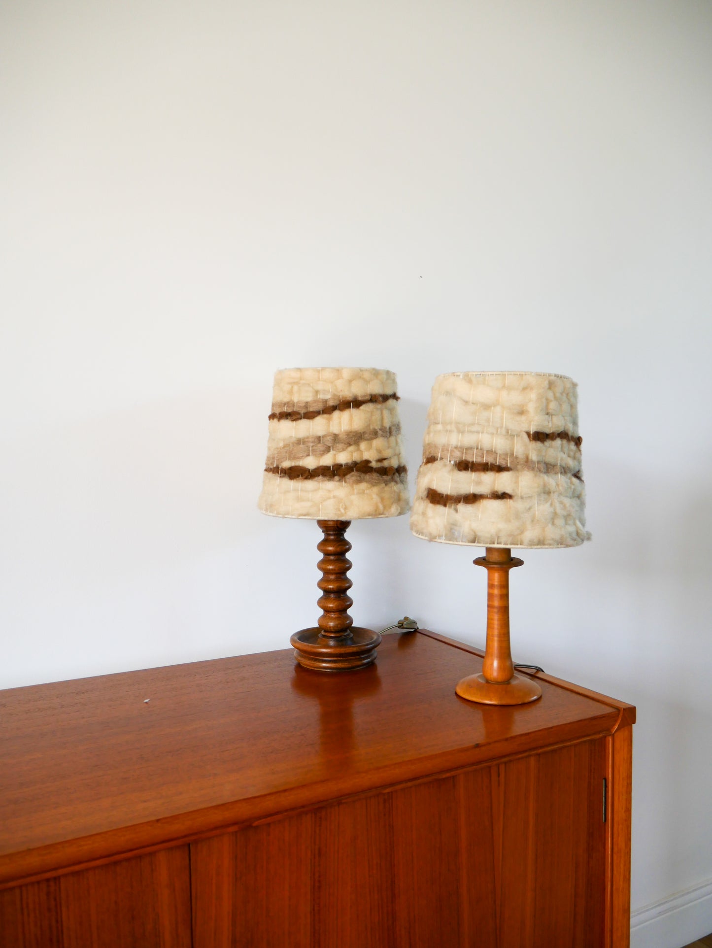 Lampe à poser en bois tourné et abat-jour en laine tissée, 1970