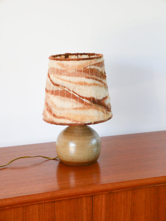 Lampe à poser en grès et abat-jour en laine tissée, 1970