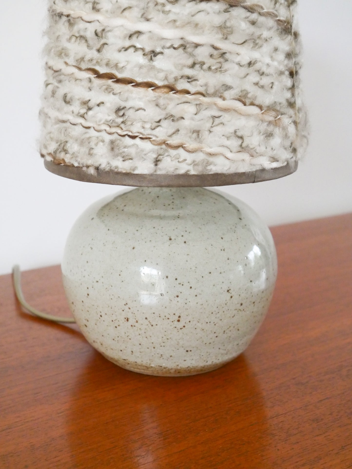 Lampe à poser en grès et abat-jour en laine tissée, Beige, 1970 - 30 X 16 cm