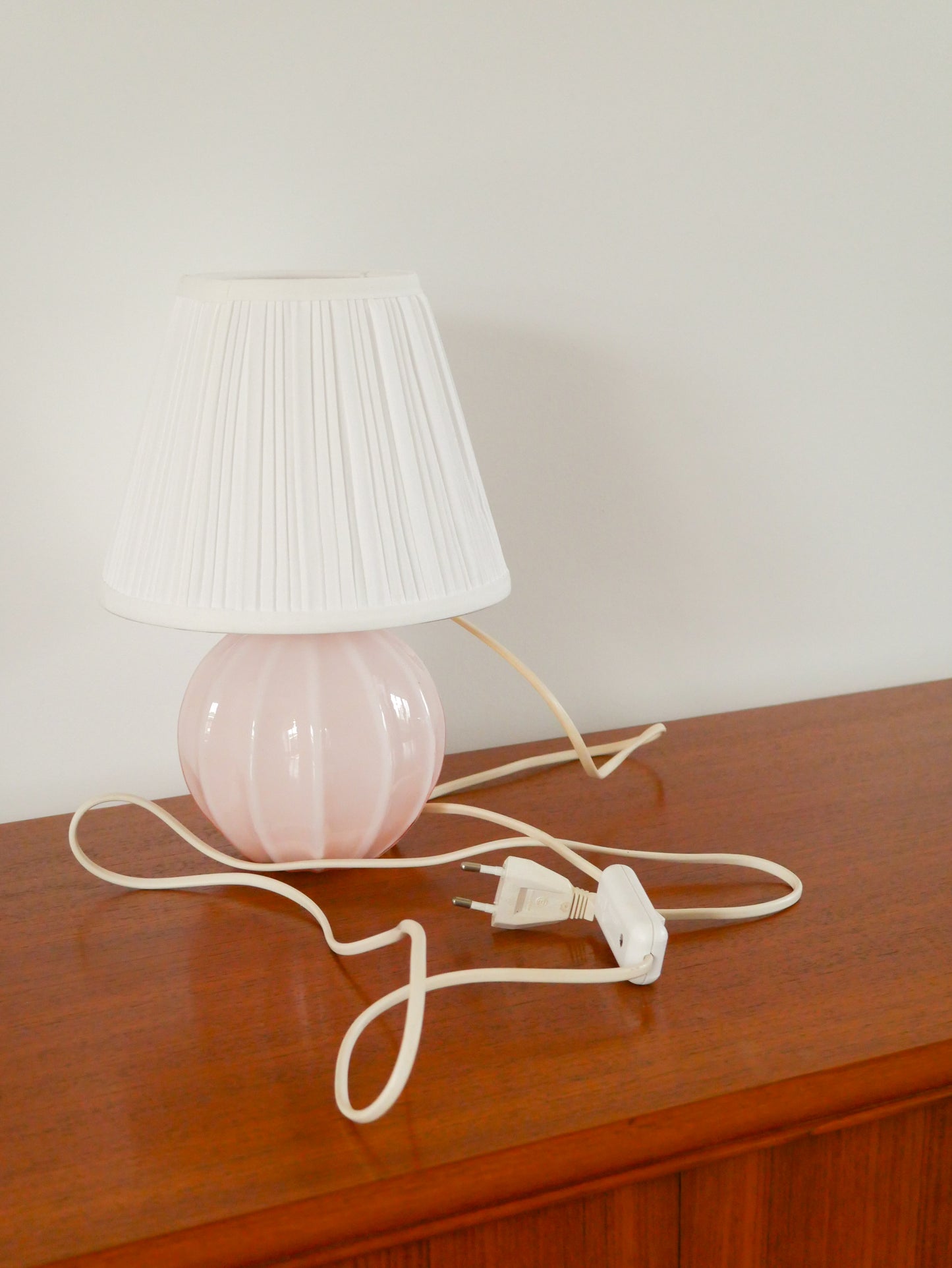 Lampe boule à poser en opaline, facettée, Rose, Art Déco, 1930