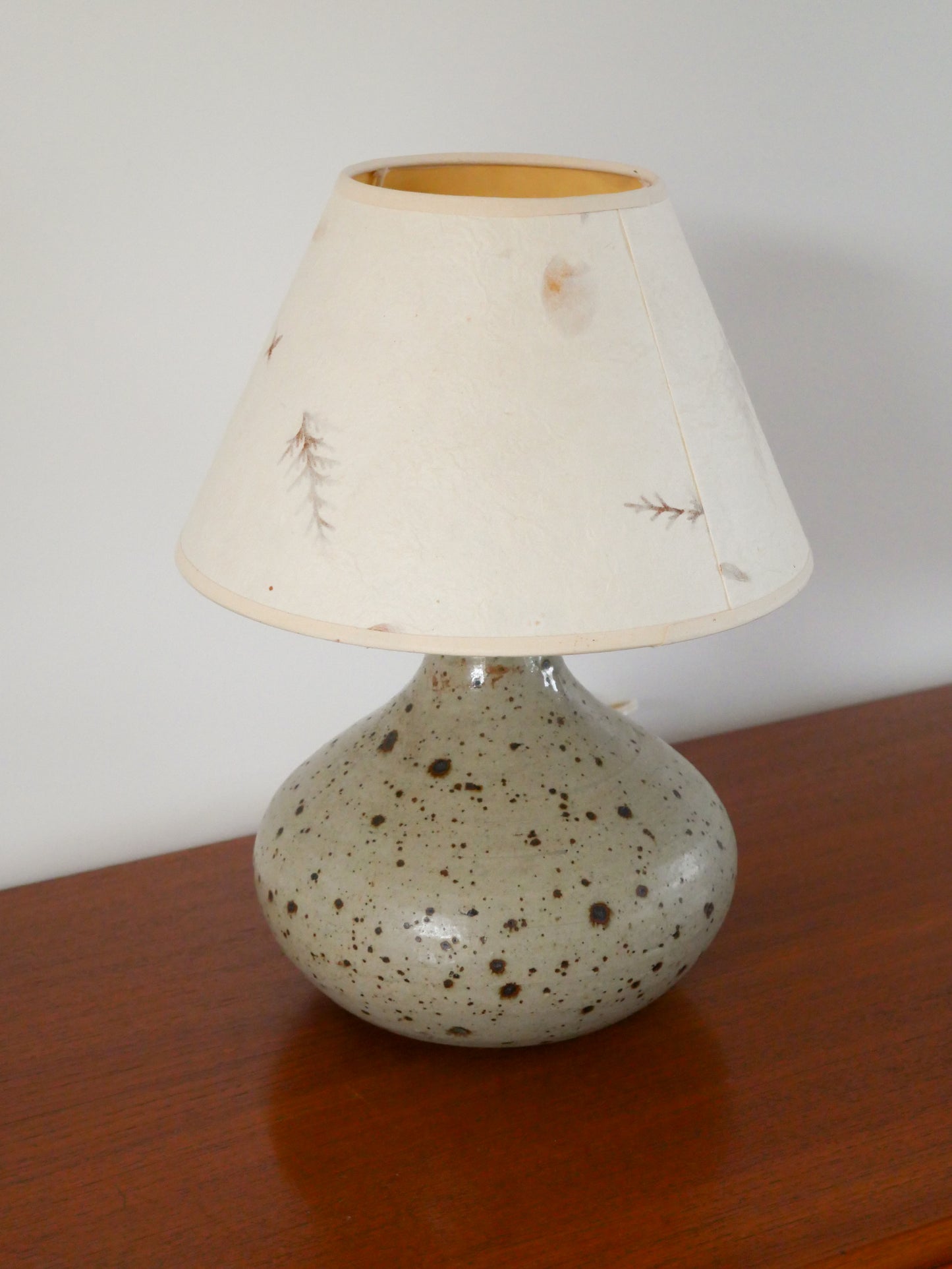 Lampe à poser en grès et abat-jour en papier et fleurs séchées, 1970