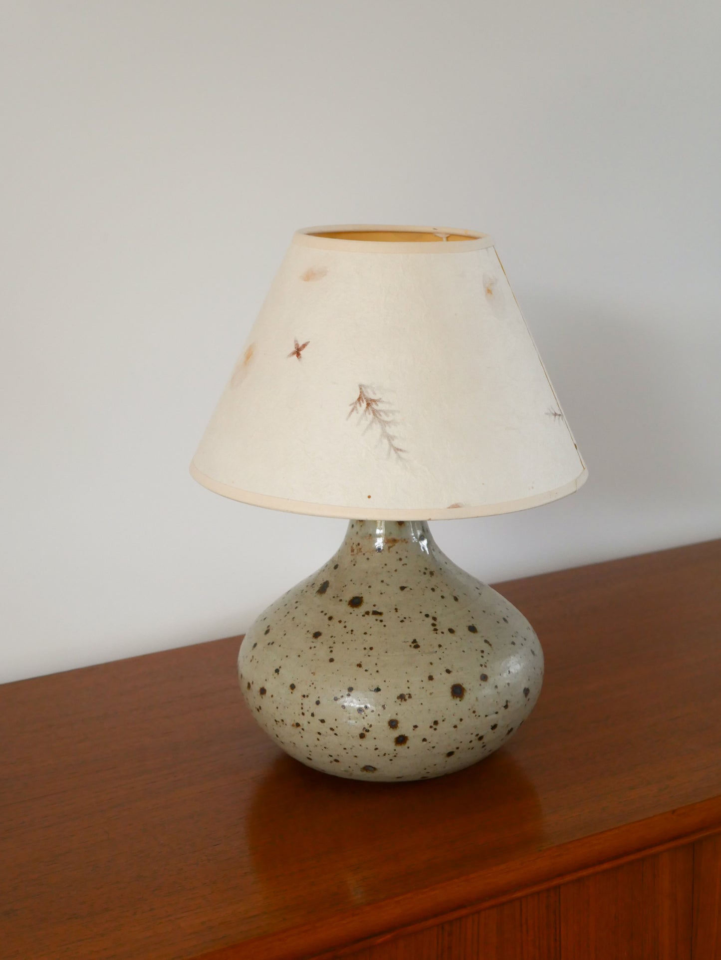 Lampe à poser en grès et abat-jour en papier et fleurs séchées, 1970