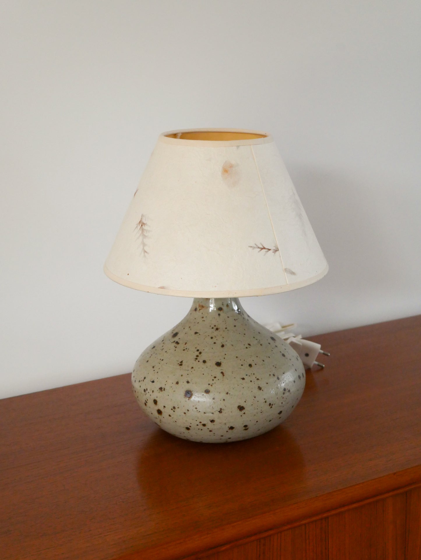 Lampe à poser en grès et abat-jour en papier et fleurs séchées, 1970