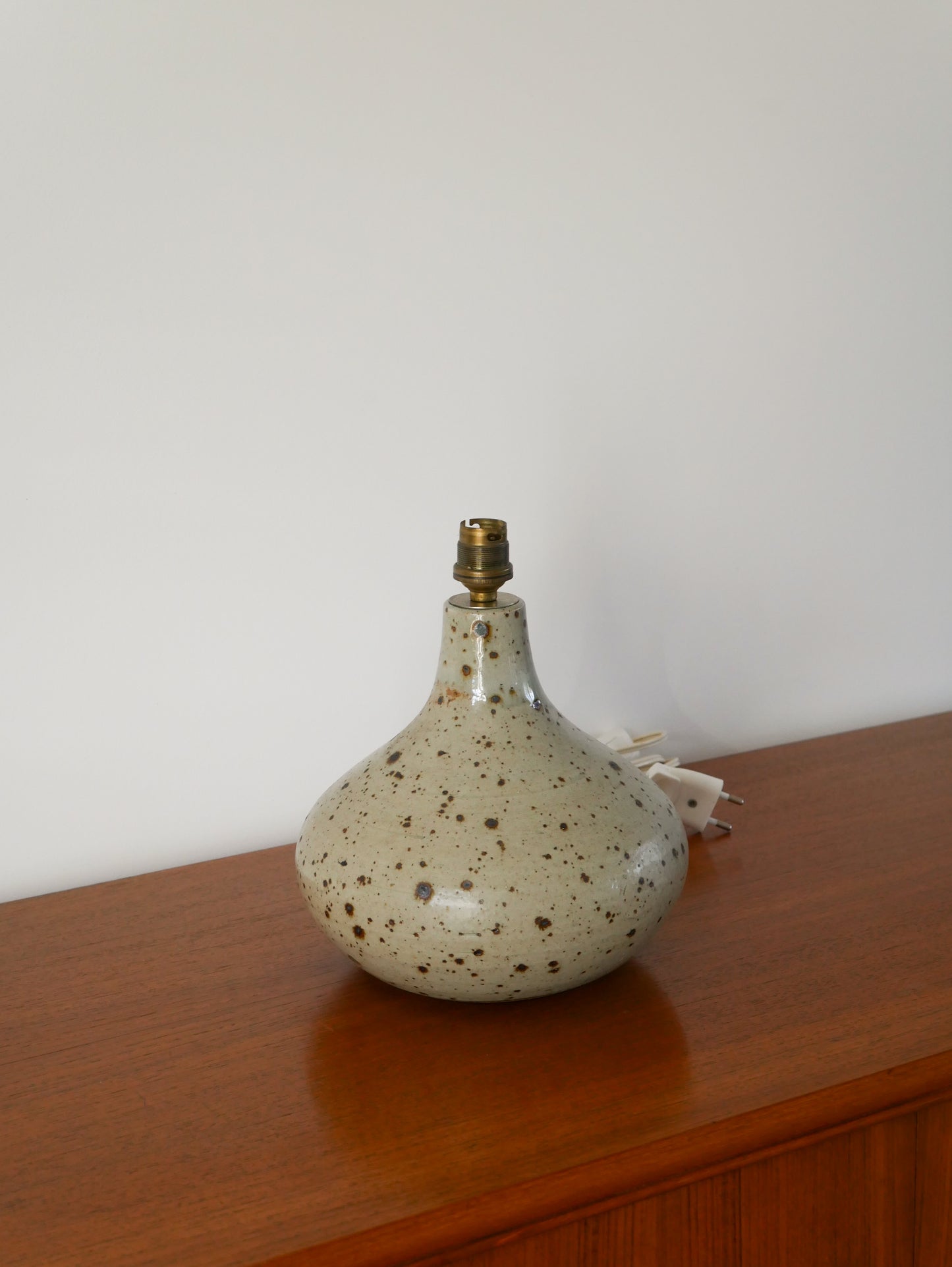 Lampe à poser en grès et abat-jour en papier et fleurs séchées, 1970