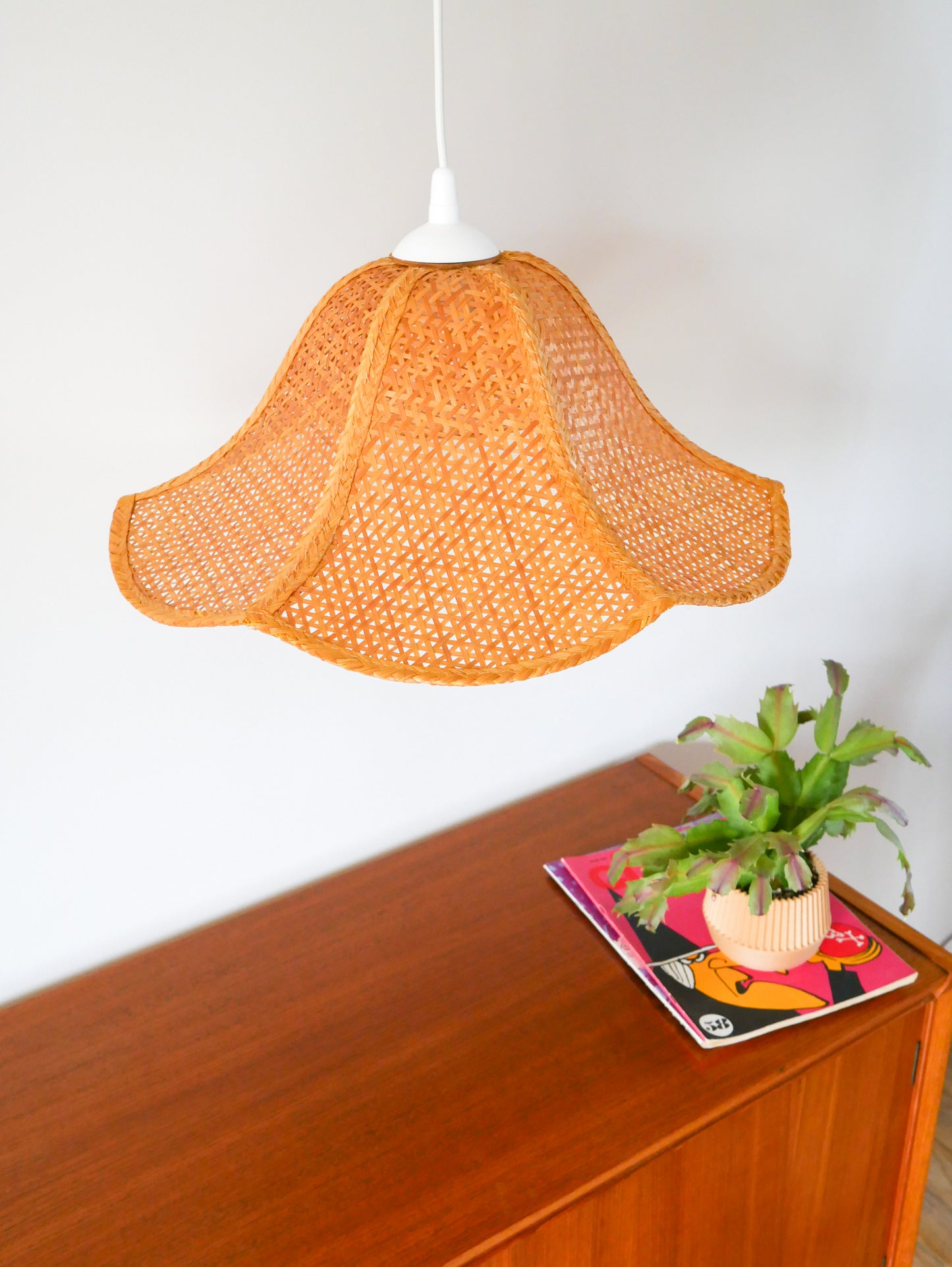 Suspension fleur lotus en rotin et bambou scandinave beige, 1970
