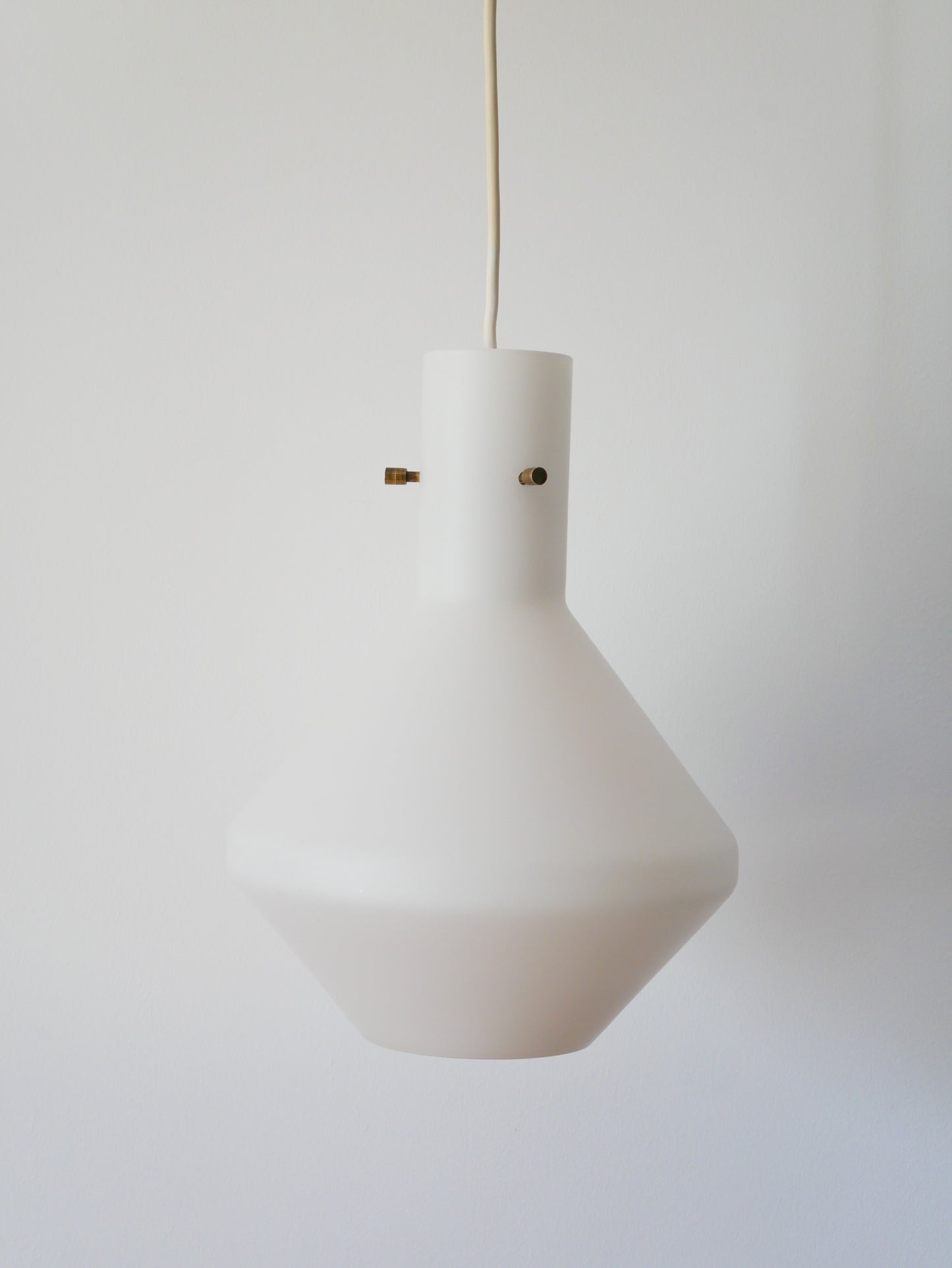 Suspension scandinave en verre et laiton, 1960