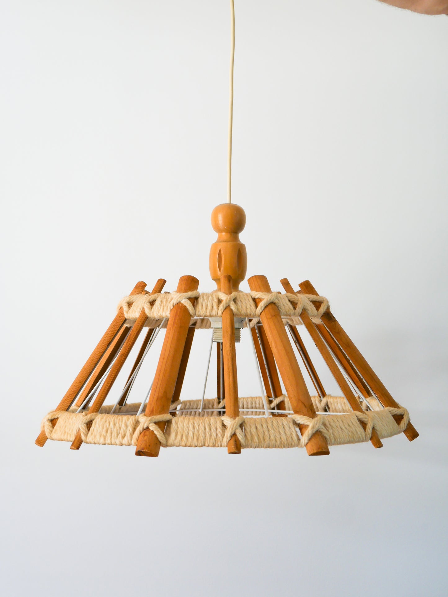 Suspension scandinave en bois et corde, 1960