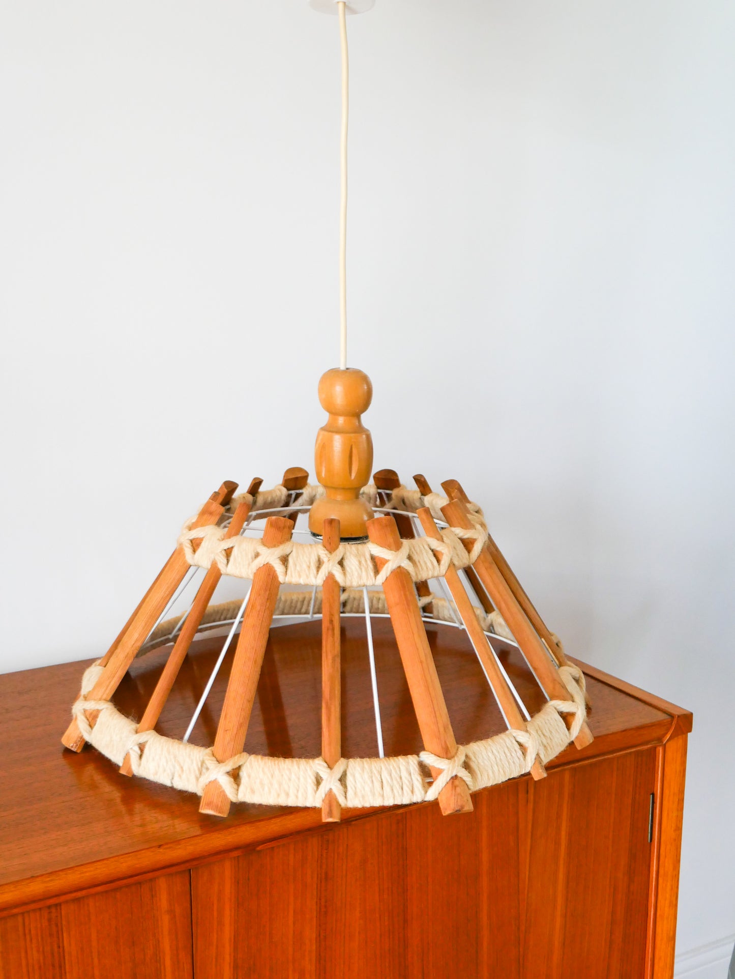 Suspension scandinave en bois et corde, 1960