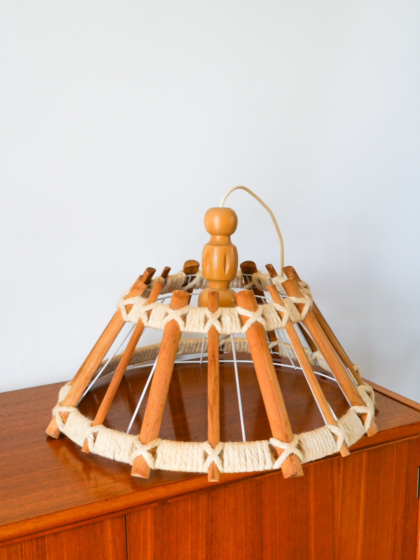 Suspension scandinave en bois et corde, 1960