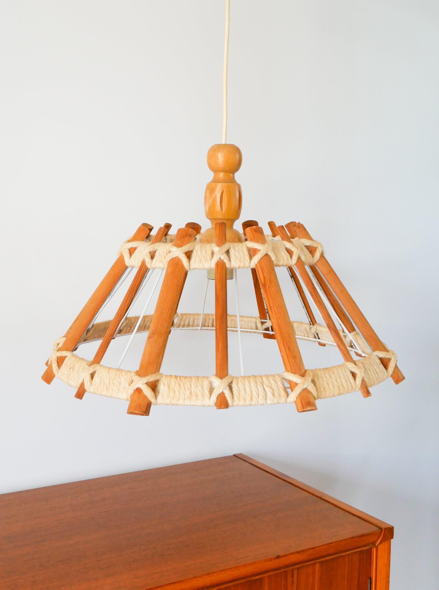 Suspension scandinave en bois et corde, 1960