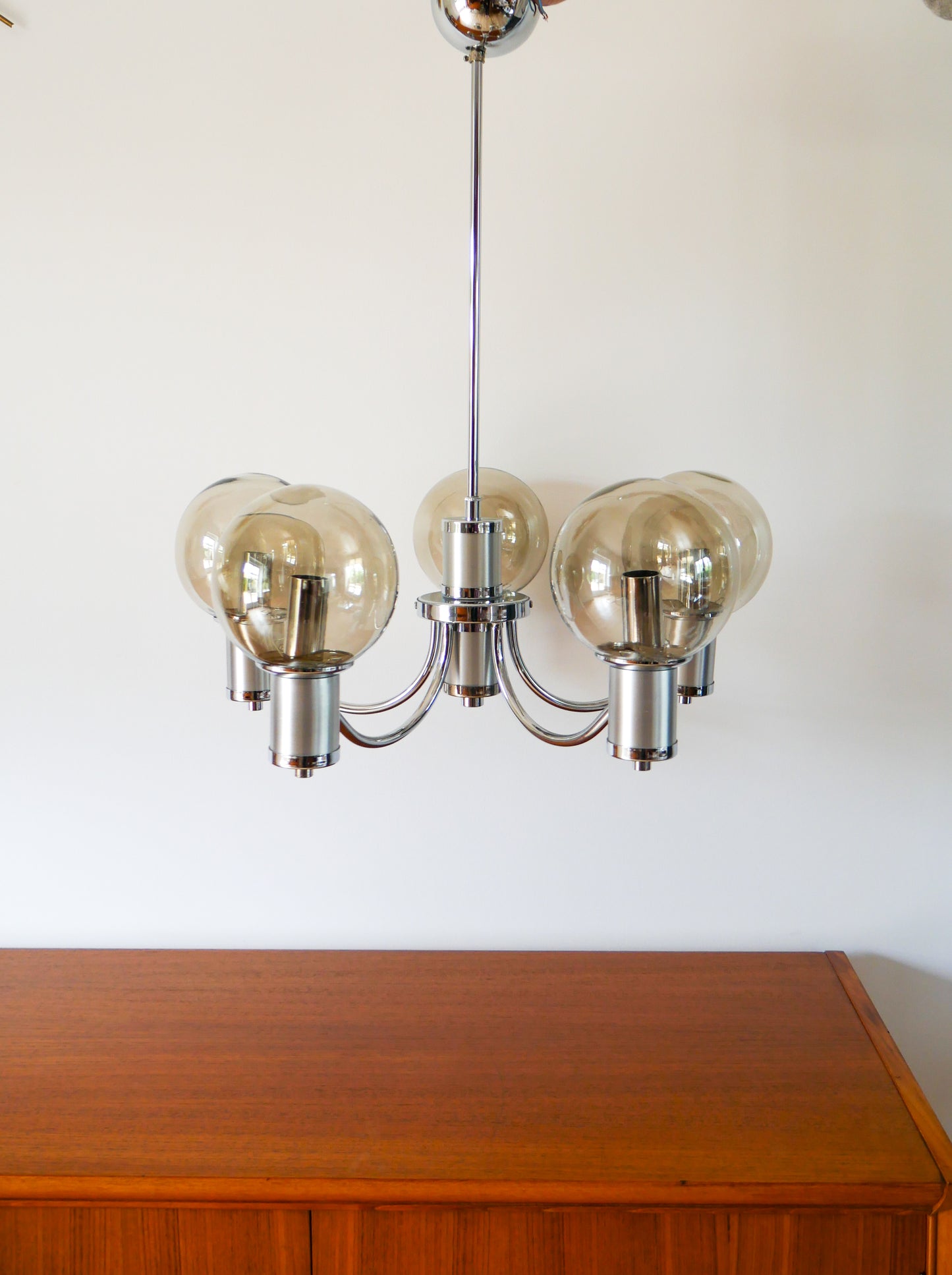 Lustre cinq branches, en chrome et globes en verre fumé, Design, 1970