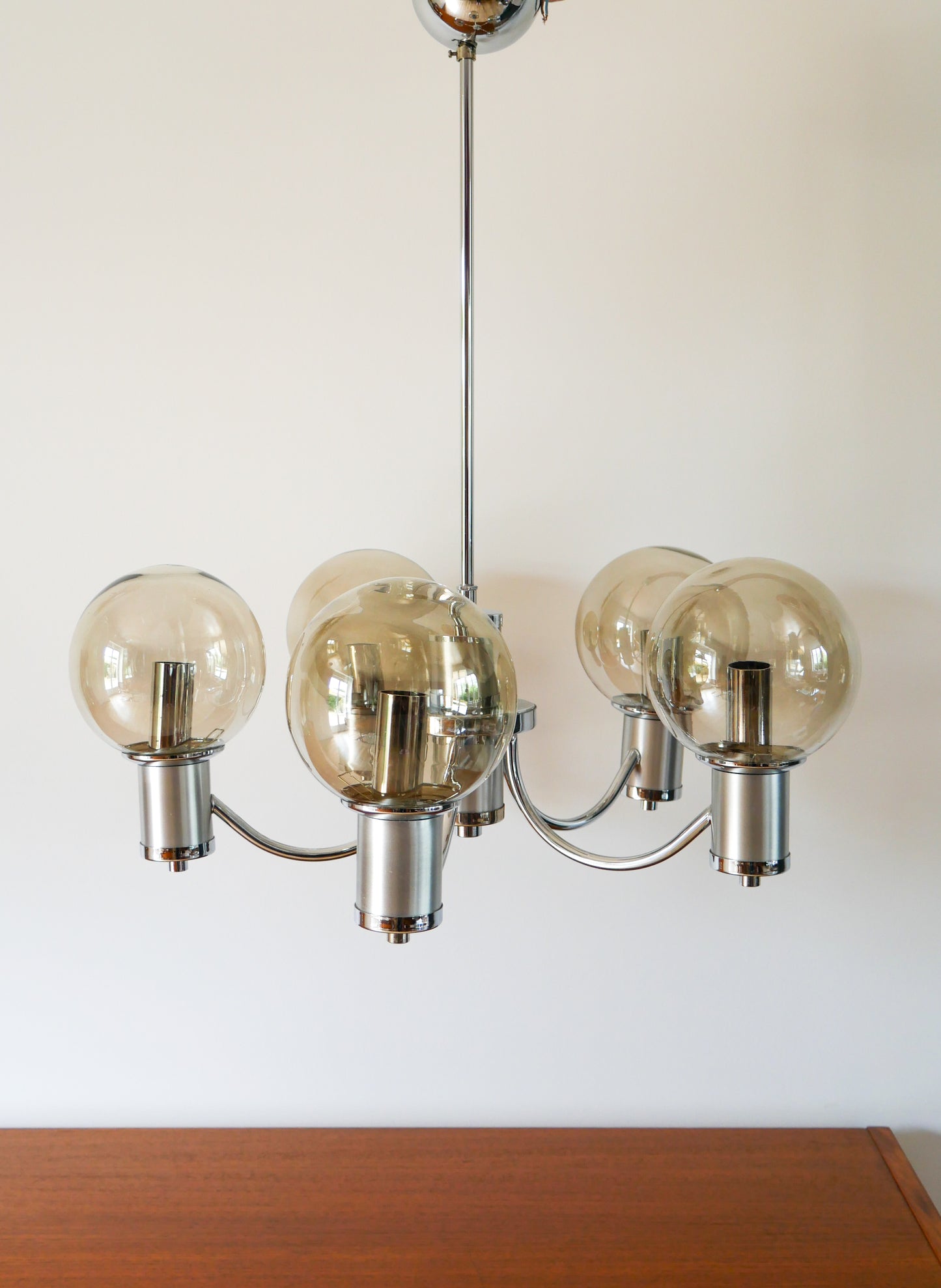 Lustre cinq branches, en chrome et globes en verre fumé, Design, 1970